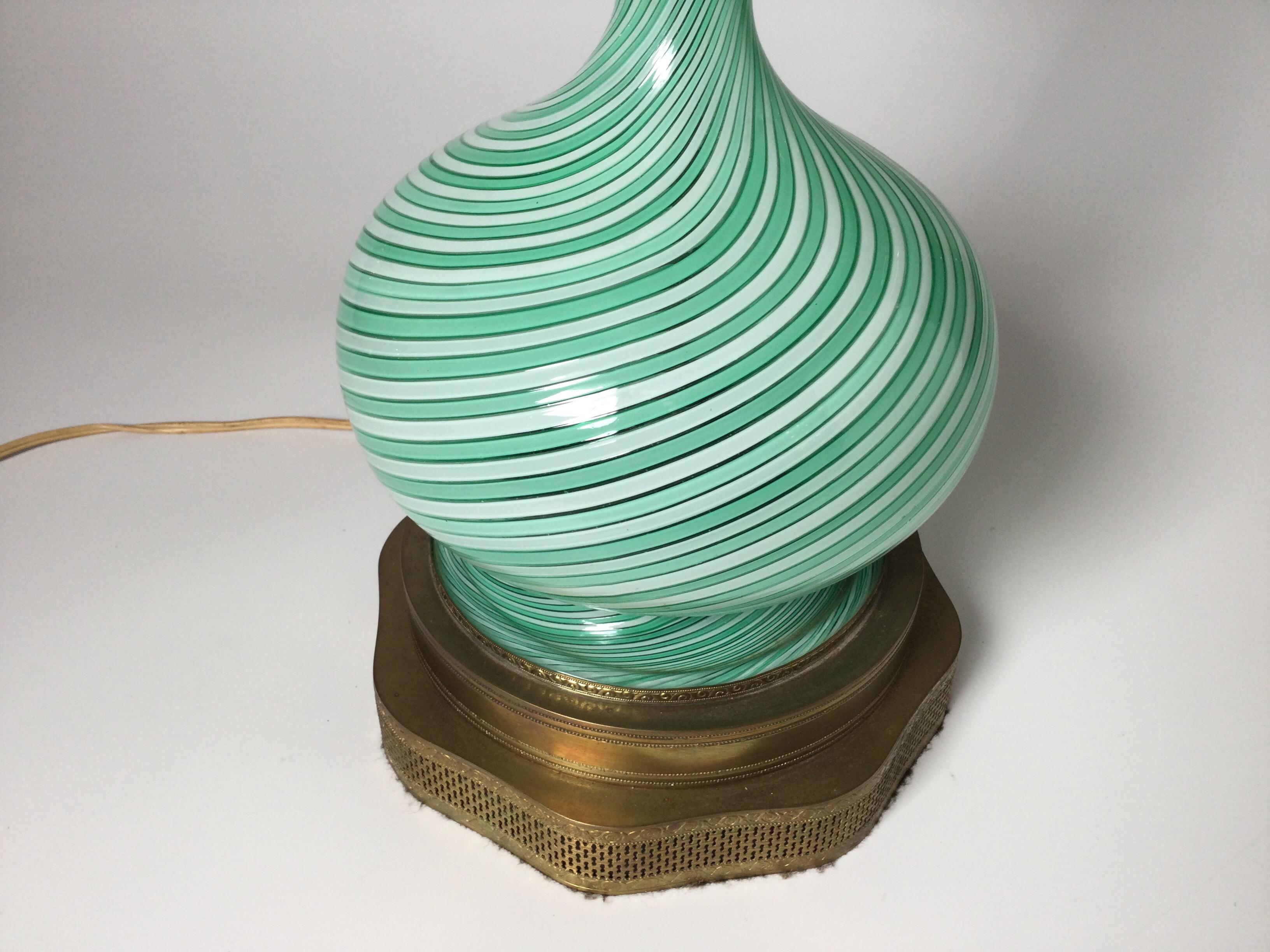 Elegant Mid 20th Century Italian Murano Glass Lamp In Good Condition For Sale In Lambertville, NJ