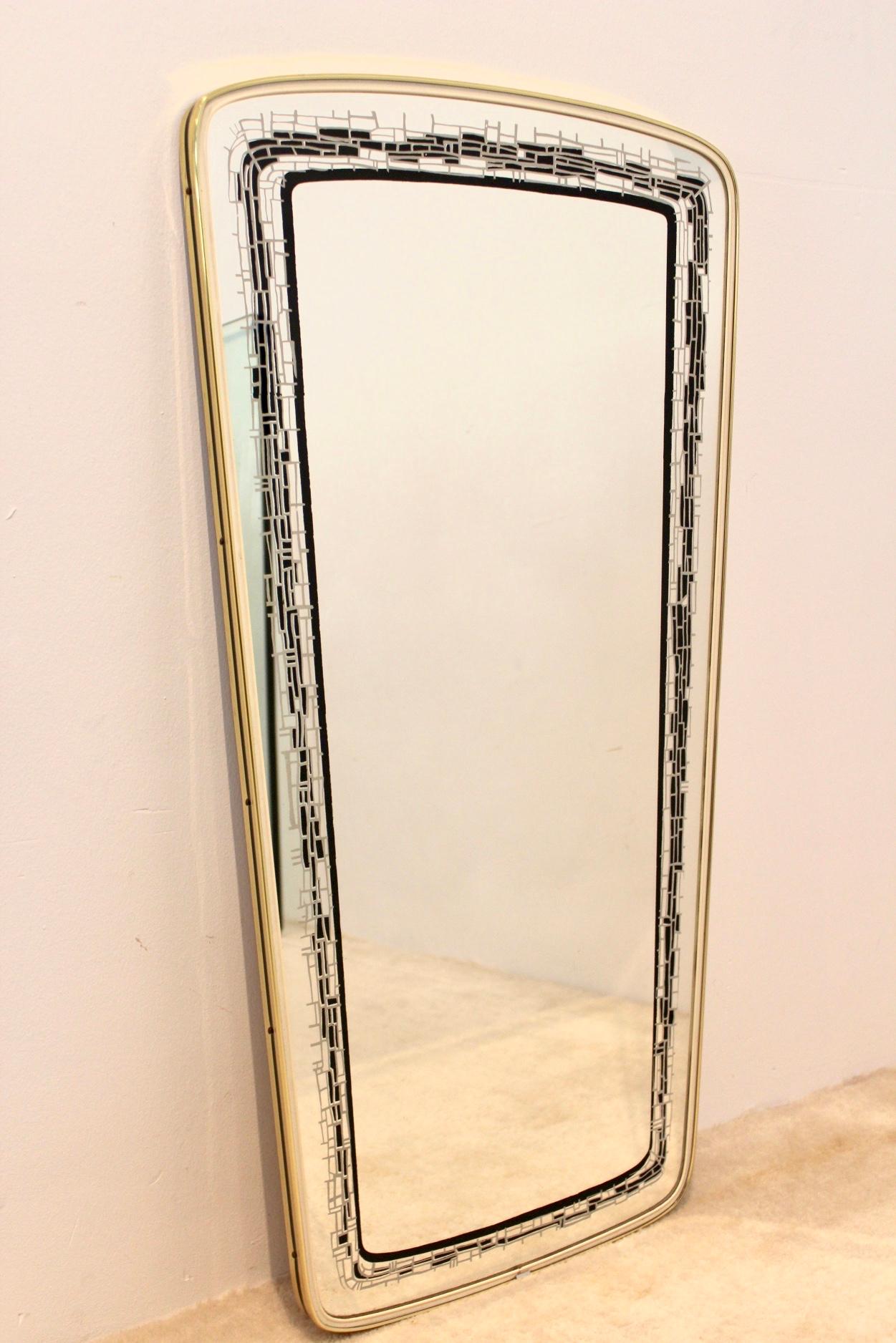 Mid-Century Modern Élégant miroir encadré en laiton du milieu du siècle:: France en vente