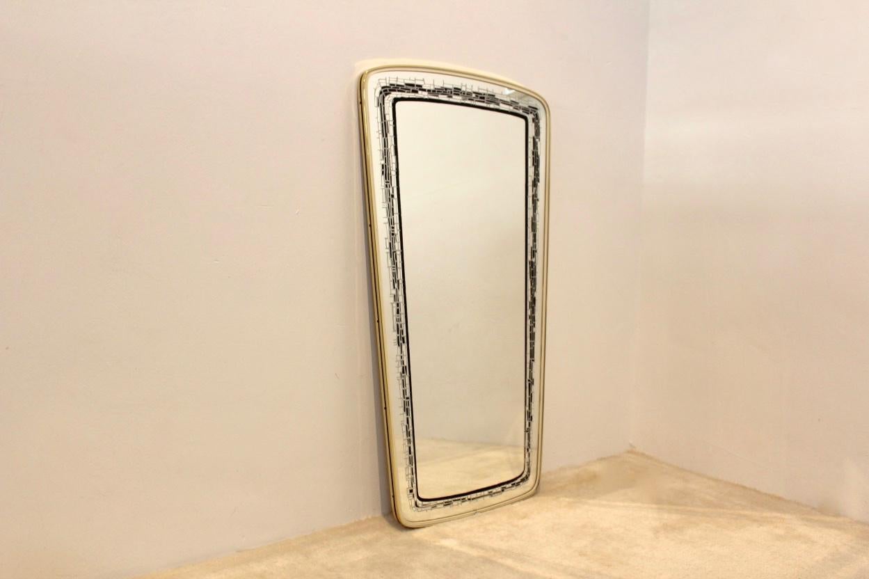 Élégant miroir encadré en laiton du milieu du siècle:: France Bon état - En vente à Voorburg, NL
