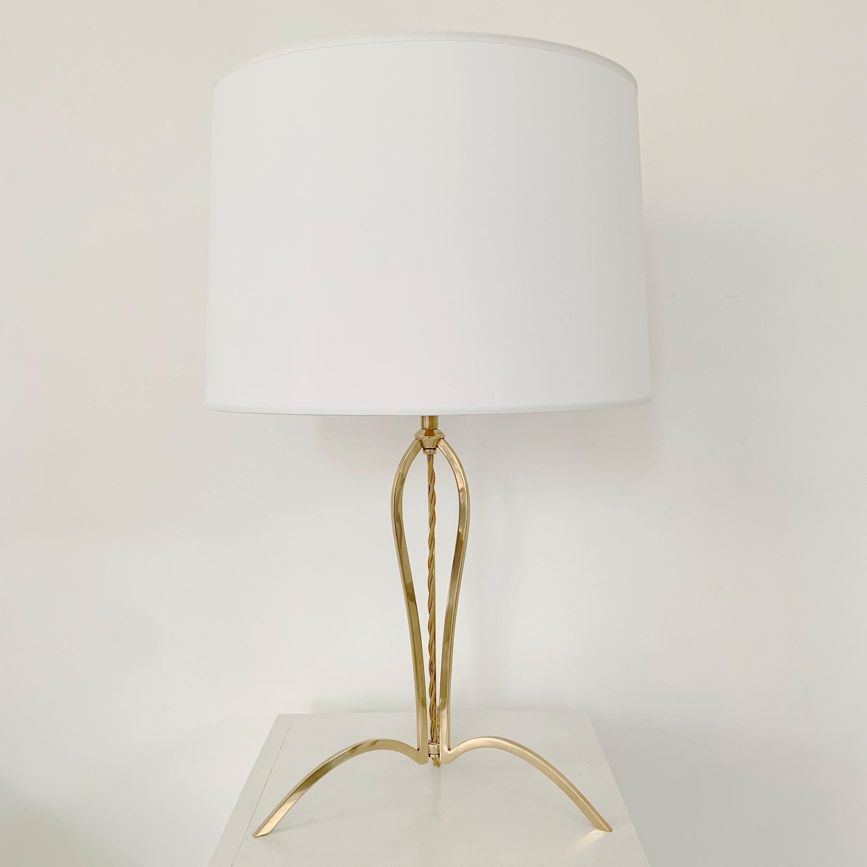 Elegant tripod table lamp, circa 1960, Italy.
Polished brass, new fabric shade.
Rewired, ready for US or EUR use. One bulb.
Dimensions: total height: 59 cm, diameter of the shade: 34 cm.
Good condition. Simple design but very chic.
All purchases are