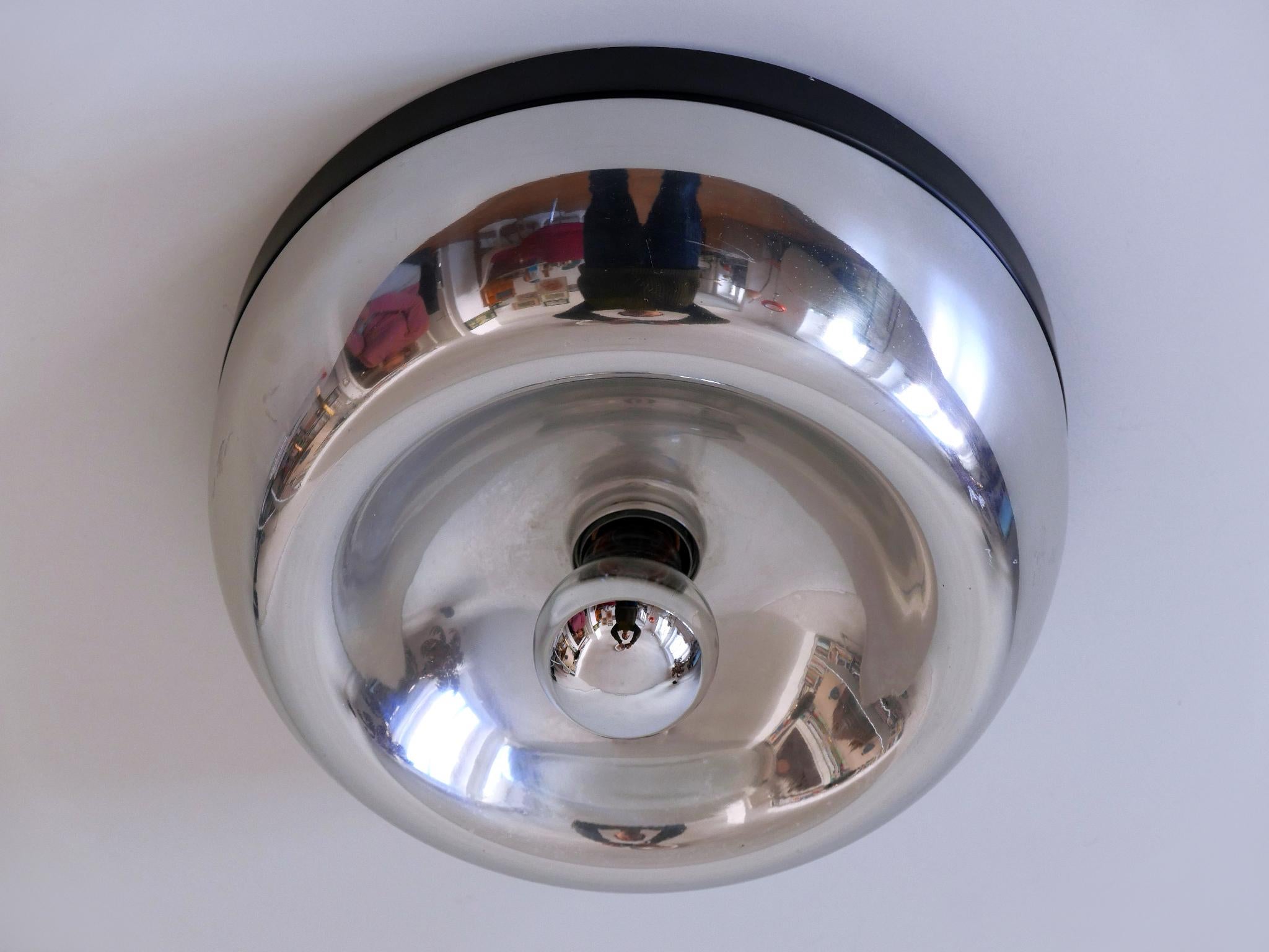 Elegant and minimalistic Mid-Century Modern ceiling lamp or sconce. Manufactured by Gebrüder Cosack, Germany, 1960s.

Executed in polished and partly black painted aluminium, the lamp comes with 1 x E27 / E26 Edison screw fit bulb socket, is wired