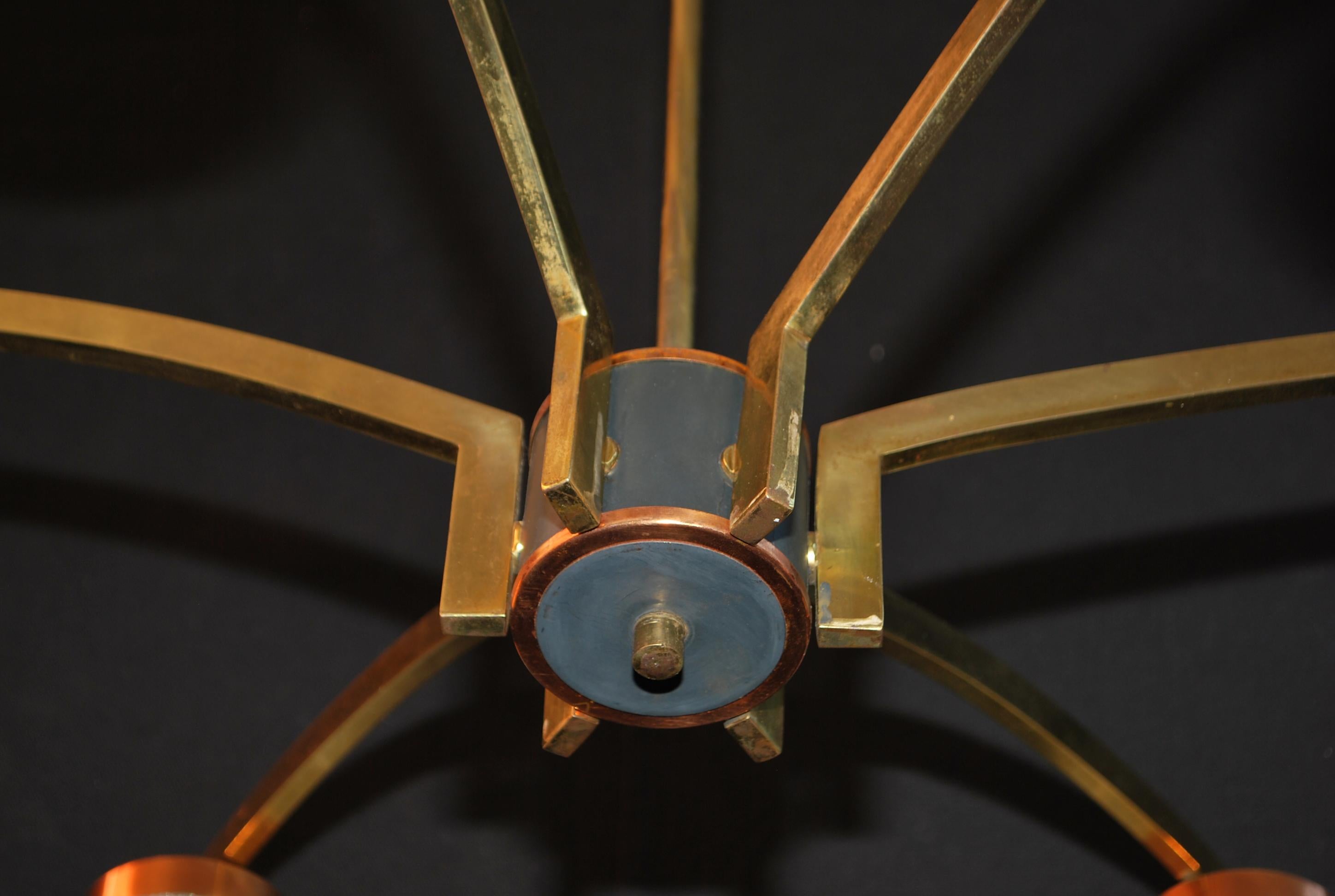 Elegante lampadario degli anni '50 proveniente dalla Germania, la patina è molto più bella dal vivo, nella foto sembra che i bracci siano di colore diverso, è un effetto del flash, tutti i bracci sono dello stesso colore