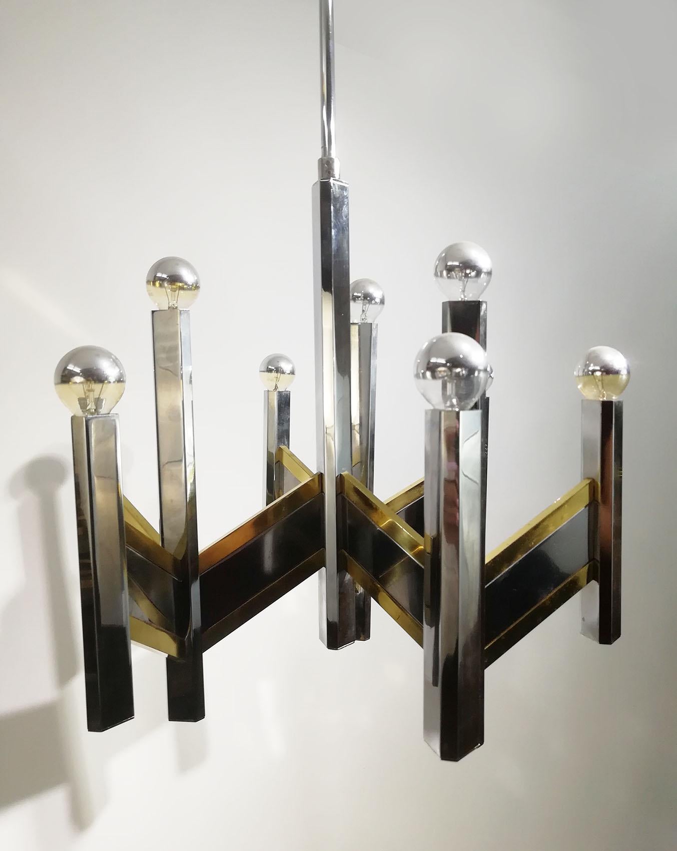 Zig Zag Gaetano Sciolari Modernist brass and chrome chandelier, 1960s, composed of nine points of light each for 60 watts, for a total of 540 watts.
Can be delivered and wired for American or European use.
Gaetano Sciolari was an Italian designer