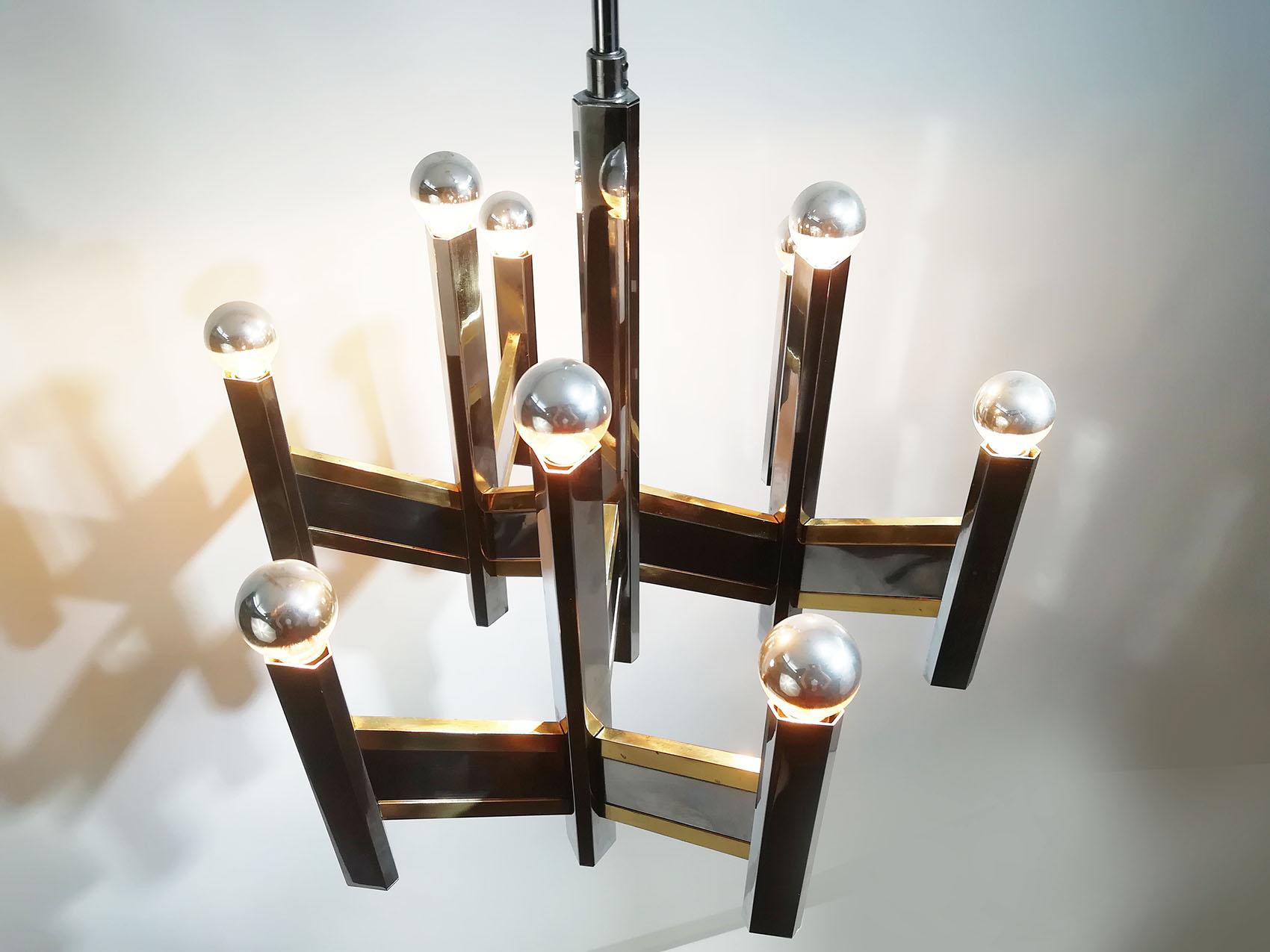 italien Elégant lustre Sciolari géométrique du milieu du siècle en chrome et laiton en vente