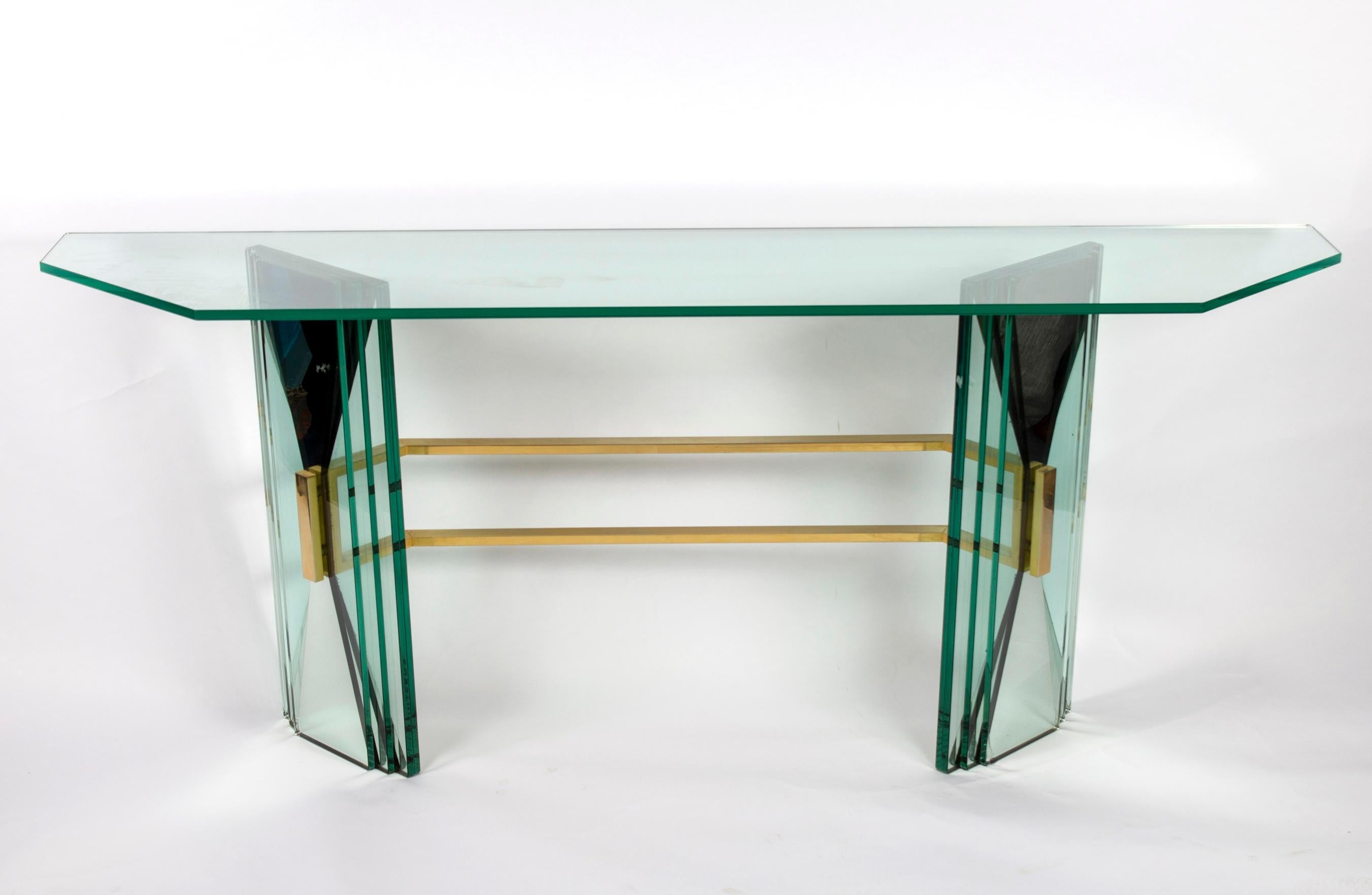 Italia, anni '50.
Questa straordinaria consolle è realizzata con uno spesso vetro Greene & Greene, una caratteristica tipica dei pezzi di Fontana Arte.
Gambe geometriche dal design elegante con inserto in vetro a specchio e supporto in