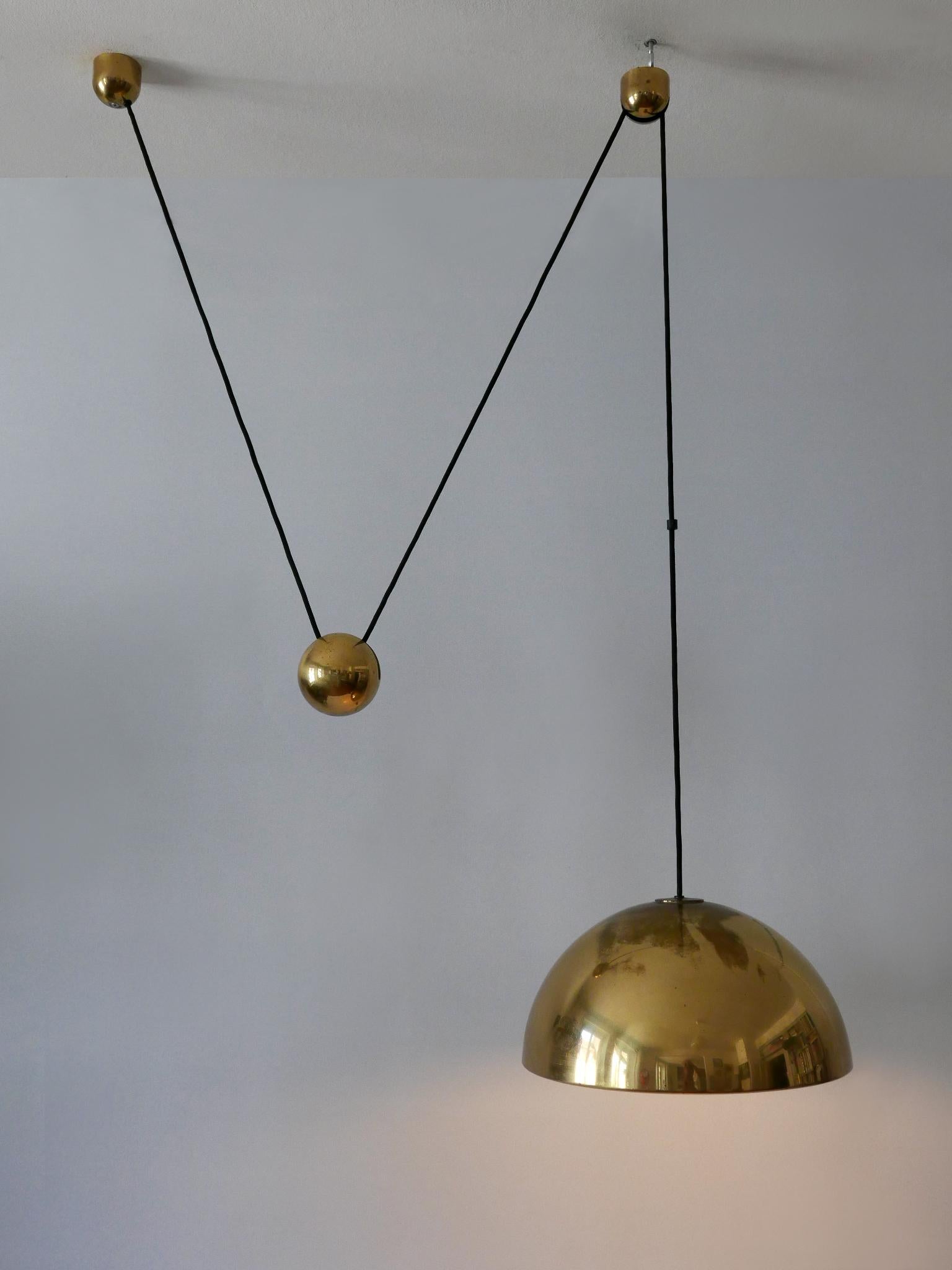 Lampada a sospensione in ottone a contrappeso Eleg Mid Century di Florian Schulz 1960s in vendita 2