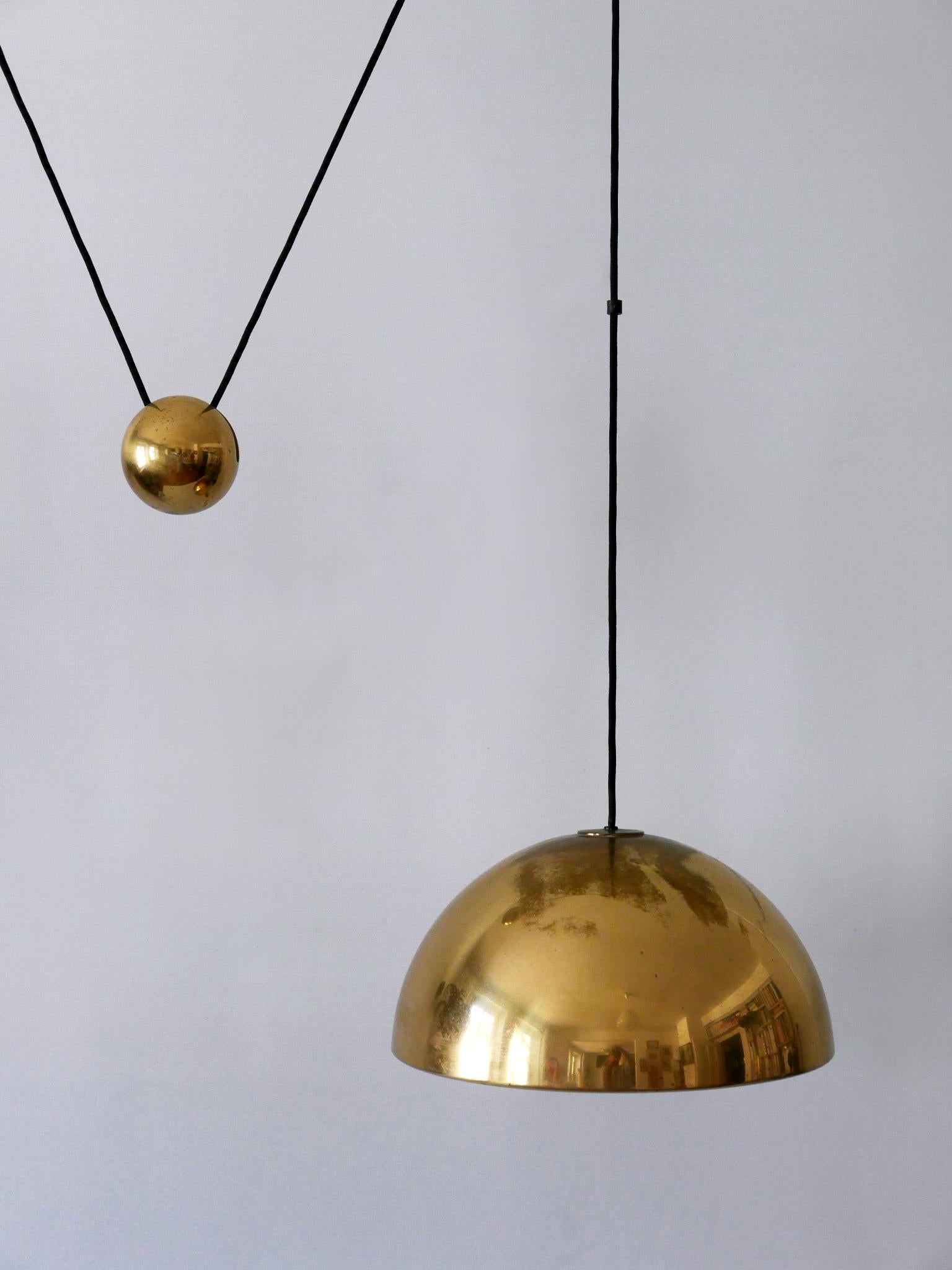 Lampada a sospensione in ottone a contrappeso Eleg Mid Century di Florian Schulz 1960s in vendita 3