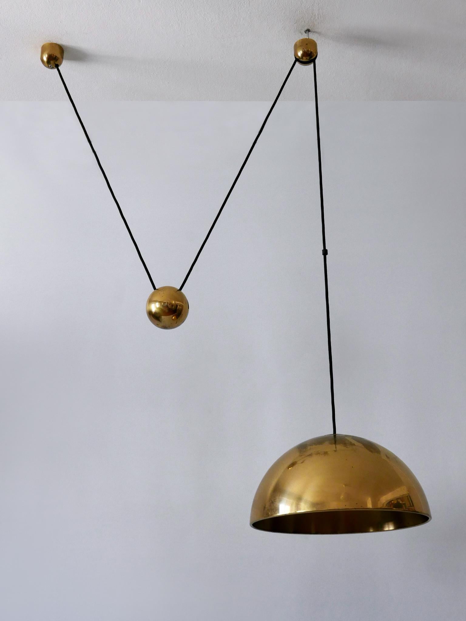 Lampada a sospensione in ottone a contrappeso Eleg Mid Century di Florian Schulz 1960s in vendita 4