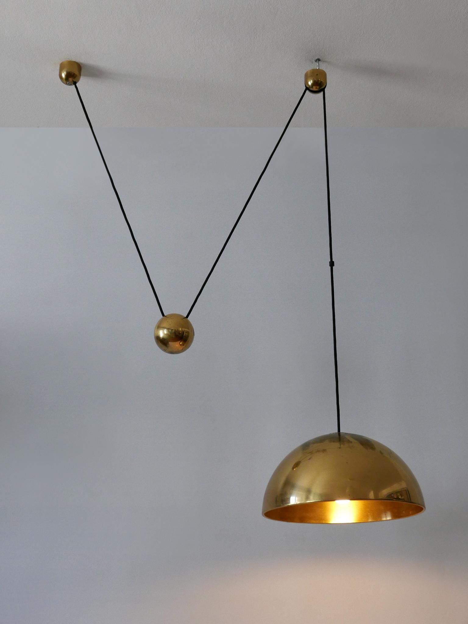 Lampada a sospensione in ottone a contrappeso Eleg Mid Century di Florian Schulz 1960s in vendita 5