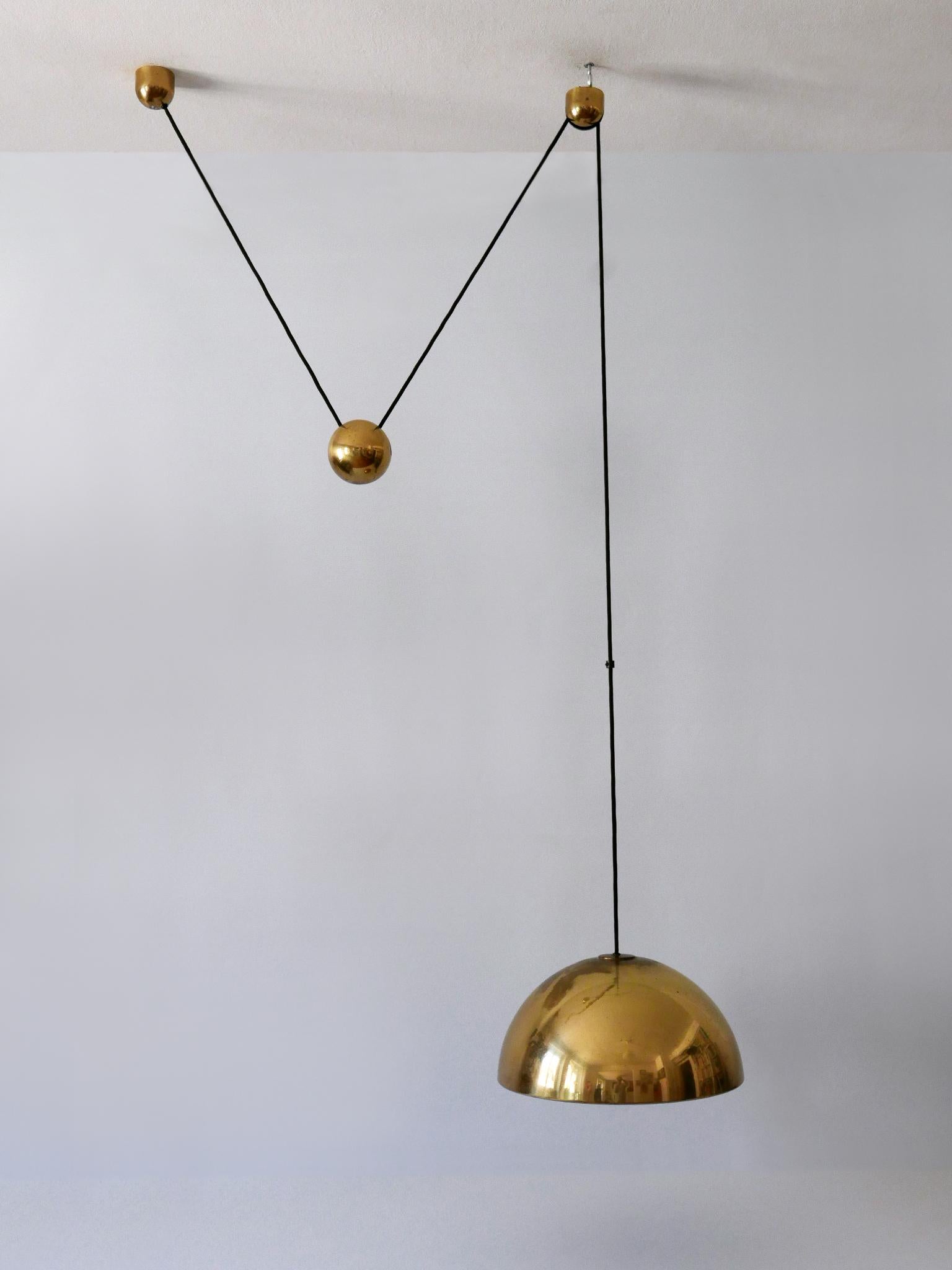 Lampada a sospensione in ottone a contrappeso Eleg Mid Century di Florian Schulz 1960s in vendita 7