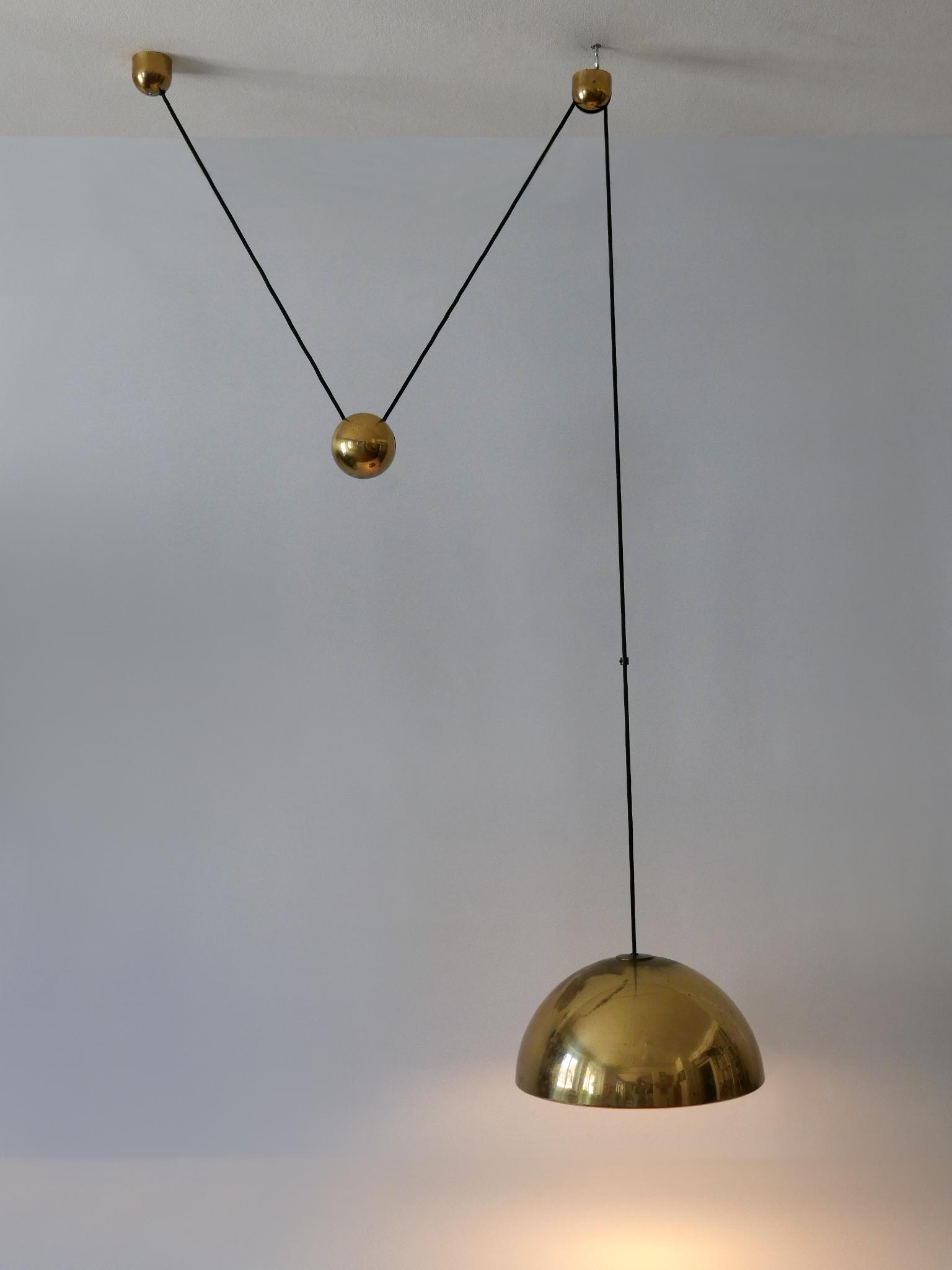 Lampada a sospensione in ottone a contrappeso Eleg Mid Century di Florian Schulz 1960s in vendita 8