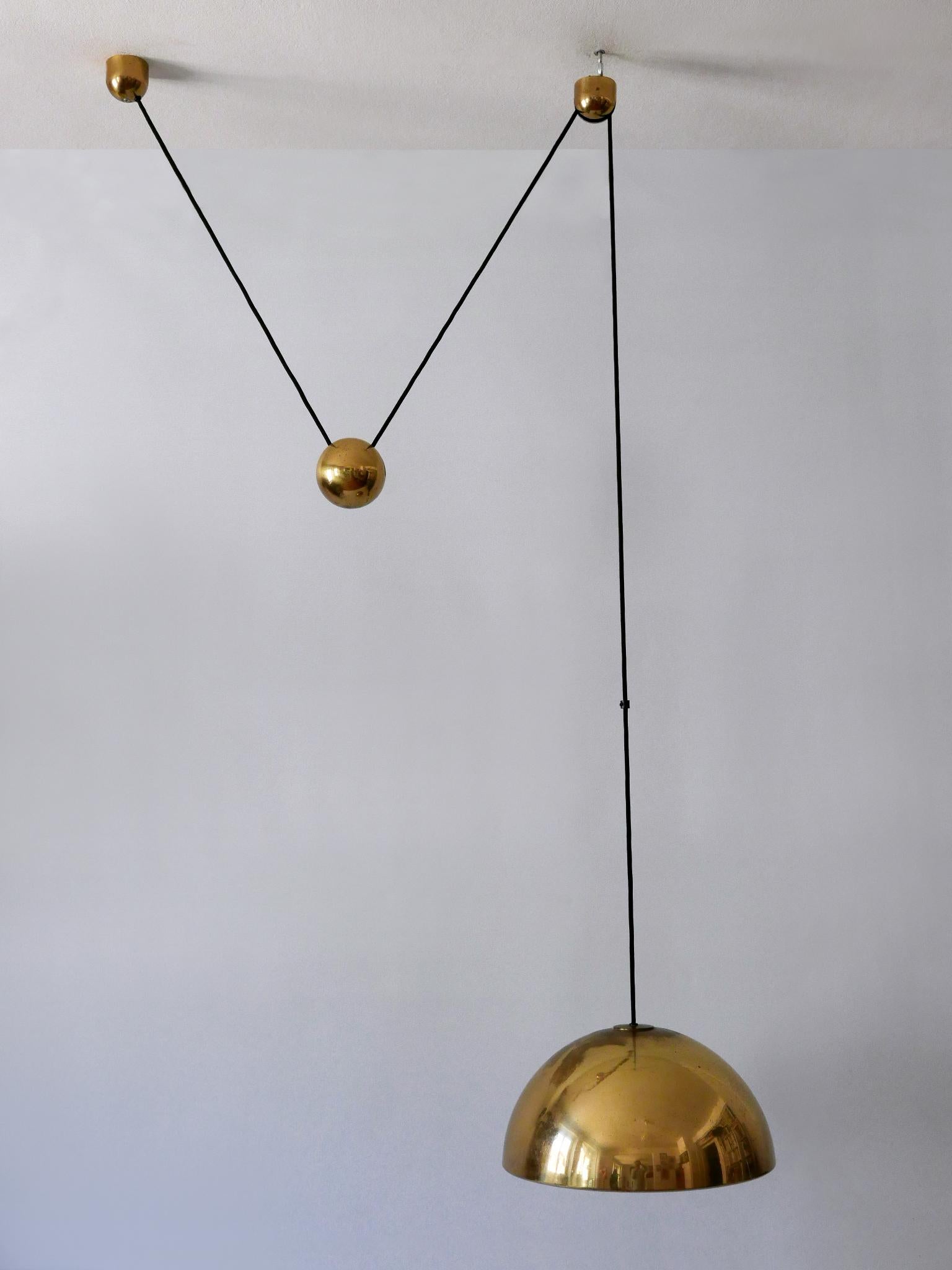 Lampada a sospensione in ottone a contrappeso Eleg Mid Century di Florian Schulz 1960s in vendita 9