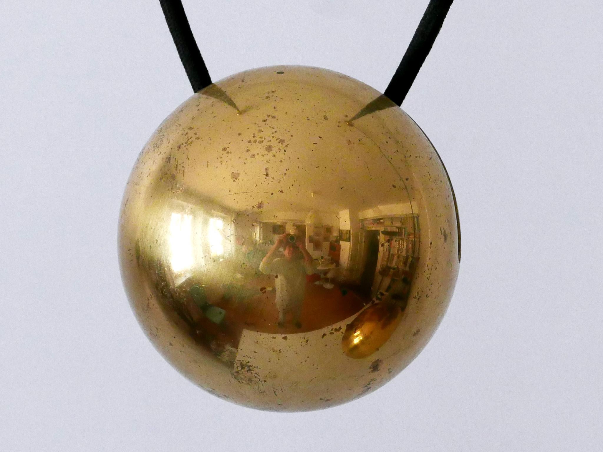 Lampada a sospensione in ottone a contrappeso Eleg Mid Century di Florian Schulz 1960s in vendita 10