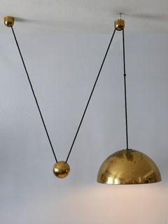 Lampe suspendue élégante en laiton contrepoids du milieu du siècle dernier par Florian Schulz, années 1960