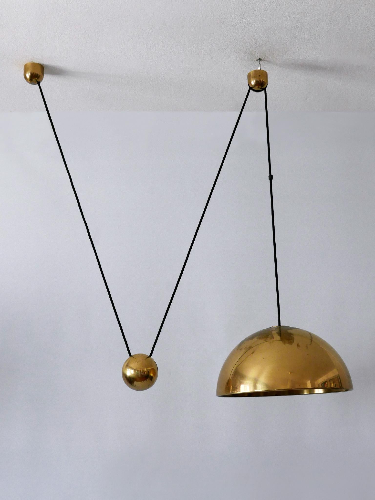 Lucidato Lampada a sospensione in ottone a contrappeso Eleg Mid Century di Florian Schulz 1960s in vendita
