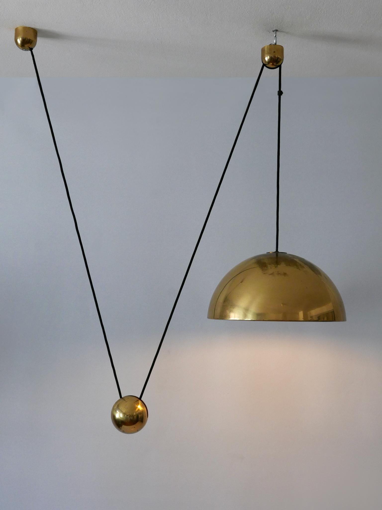 Metà XX secolo Lampada a sospensione in ottone a contrappeso Eleg Mid Century di Florian Schulz 1960s in vendita