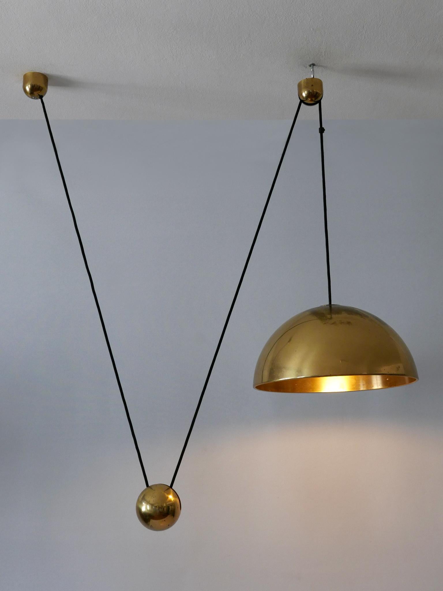 Ottone Lampada a sospensione in ottone a contrappeso Eleg Mid Century di Florian Schulz 1960s in vendita