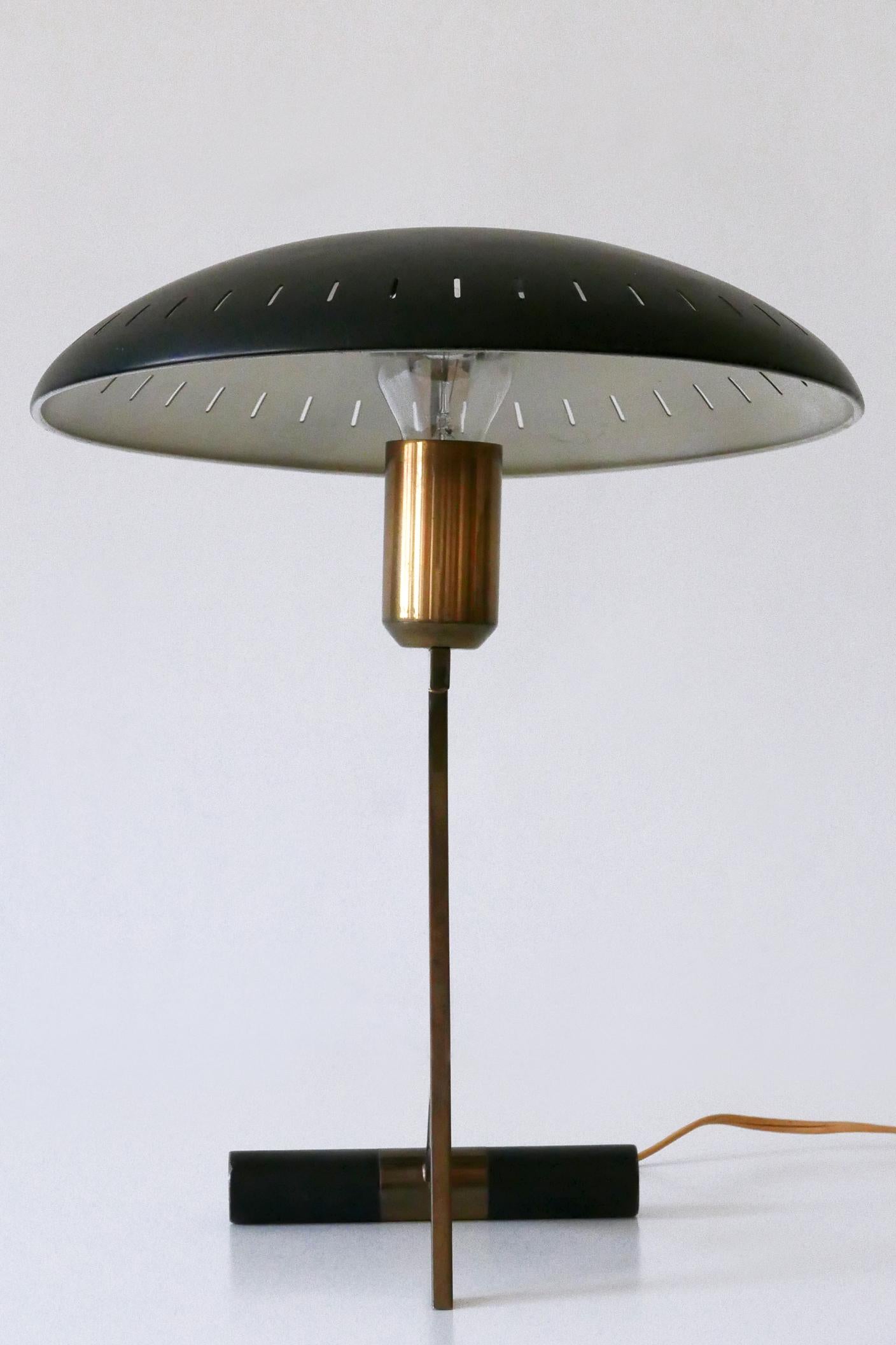 Milieu du XXe siècle Elegance de la lampe de table 