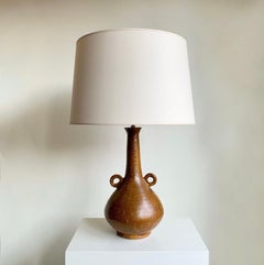 Eleganza della lampada da tavolo in ceramica decorativa della metà del secolo, circa 1960, Francia.