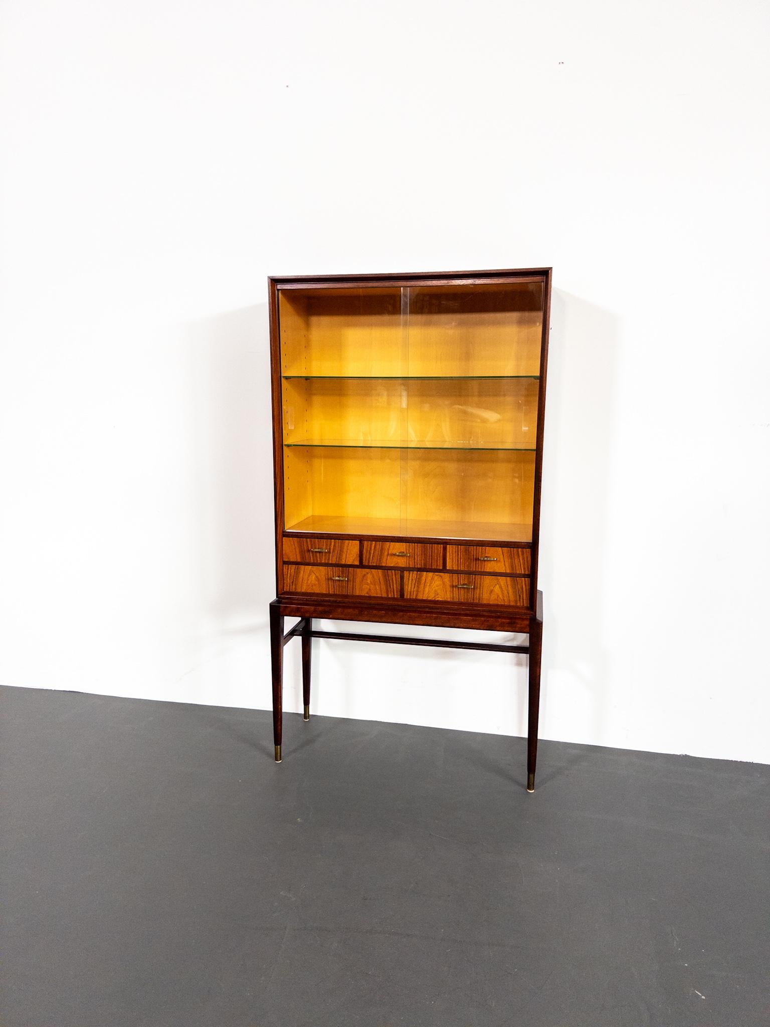 Cette vitrine raffinée et rare a été conçue par le célèbre designer suédois Svante Skogh et produite par Seffle Möbelfabrik dans les années 1960.
Fabriqué en palissandre de Santos, ce meuble présente le grain riche et profond qui fait la réputation