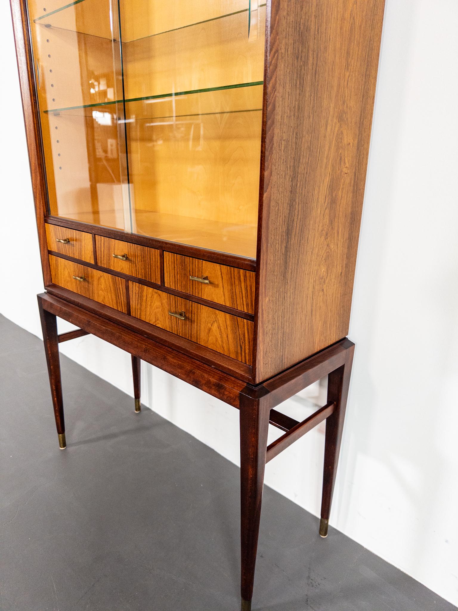 Suédois Elegante vitrine du milieu du siècle par Svante Skogh Seffle Möbelfabrik, années 1960 en vente