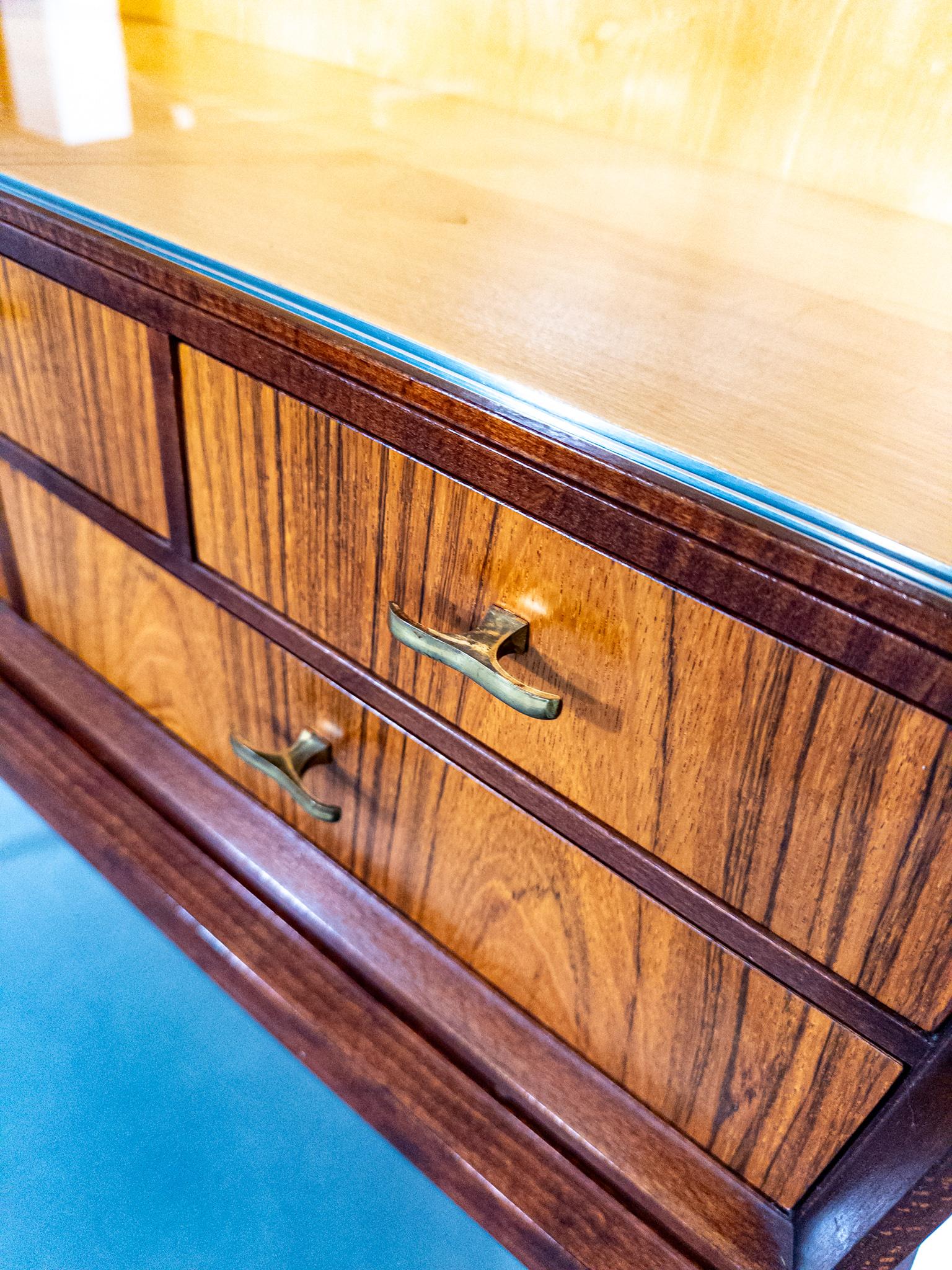 Milieu du XXe siècle Elegante vitrine du milieu du siècle par Svante Skogh Seffle Möbelfabrik, années 1960 en vente