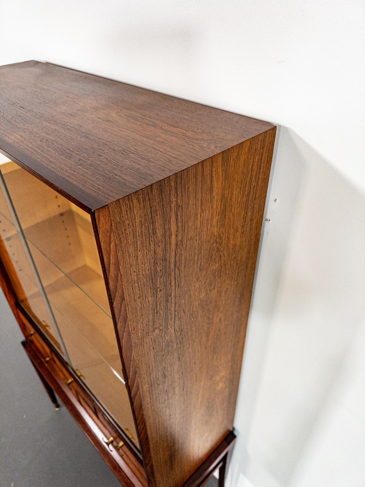Palissandre Elegante vitrine du milieu du siècle par Svante Skogh Seffle Möbelfabrik, années 1960 en vente