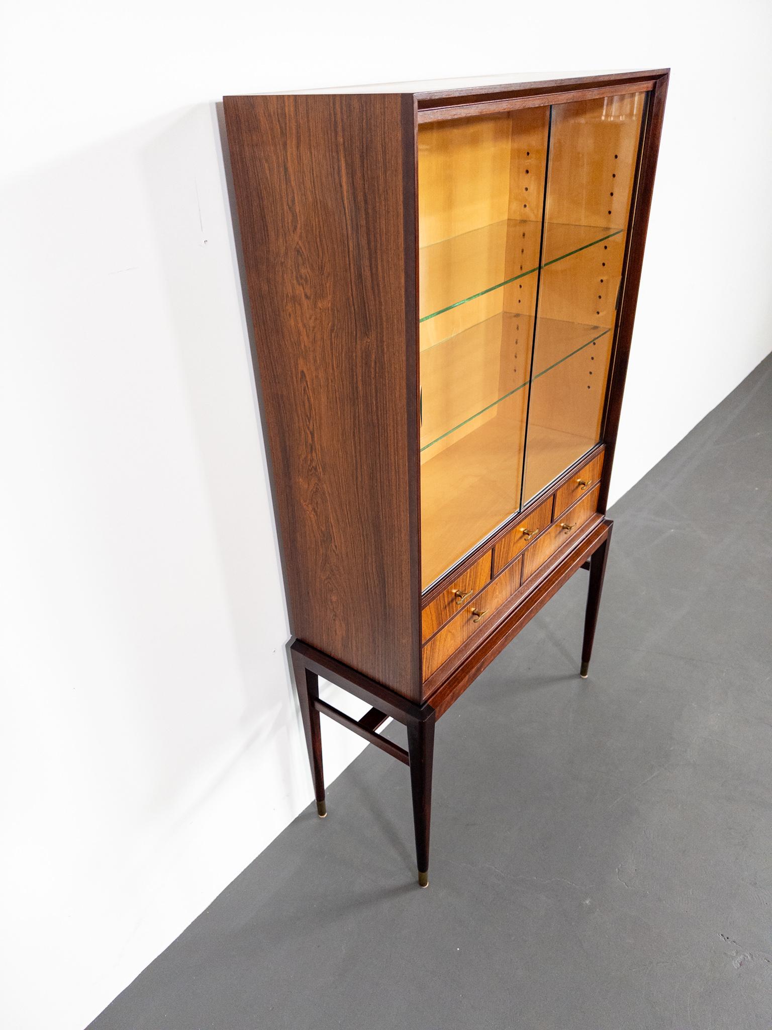 Elegante vitrine du milieu du siècle par Svante Skogh Seffle Möbelfabrik, années 1960 en vente 1