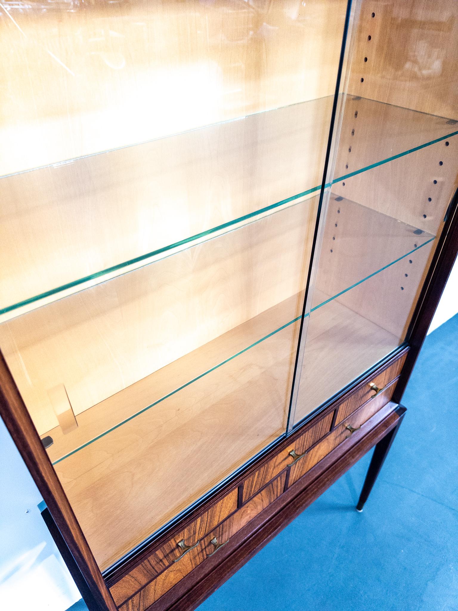 Elegante vitrine du milieu du siècle par Svante Skogh Seffle Möbelfabrik, années 1960 en vente 2