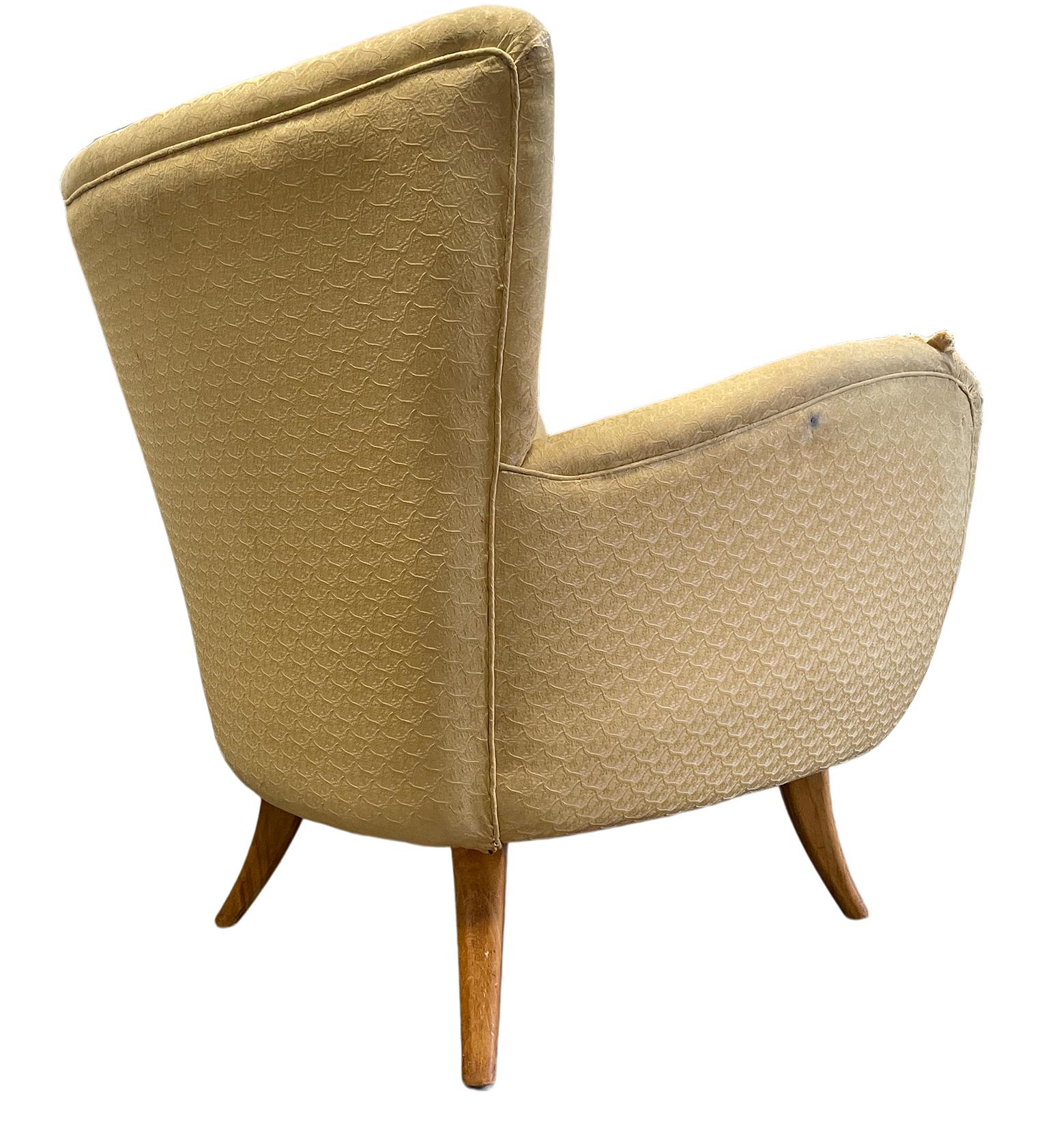 Mid-20th Century Elegant Mid Century Ernst Schwadron Lounge Chair with Maple Tapered Legs