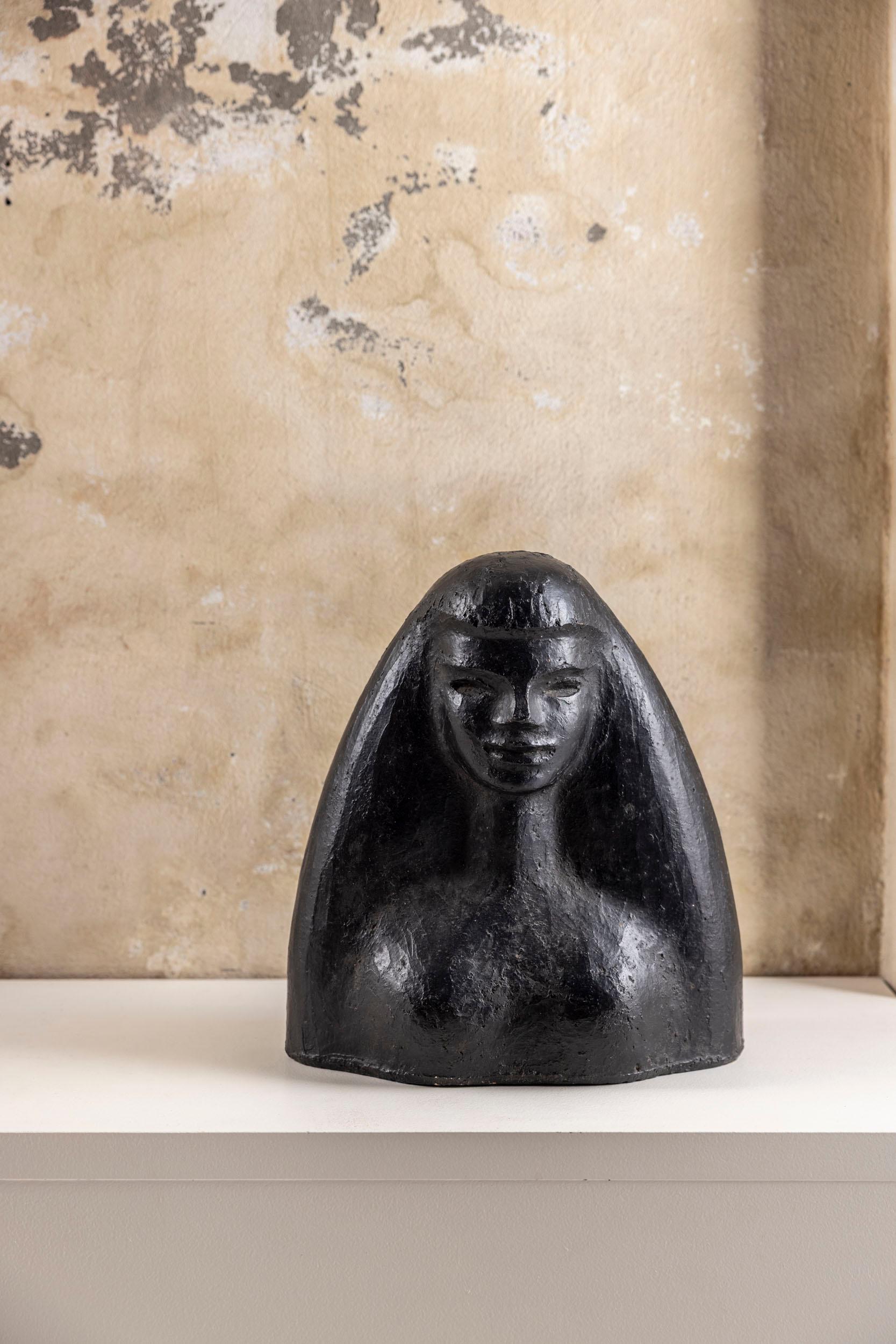 Elegante weibliche Büste aus der Mitte des Jahrhunderts von Henri Grailhe.
Eine raffinierte weibliche Büste aus der Mitte des 20. Jahrhunderts des französischen Künstlers Henri Grailhe, der für seine ausdrucksstarken figurativen Werke und seine