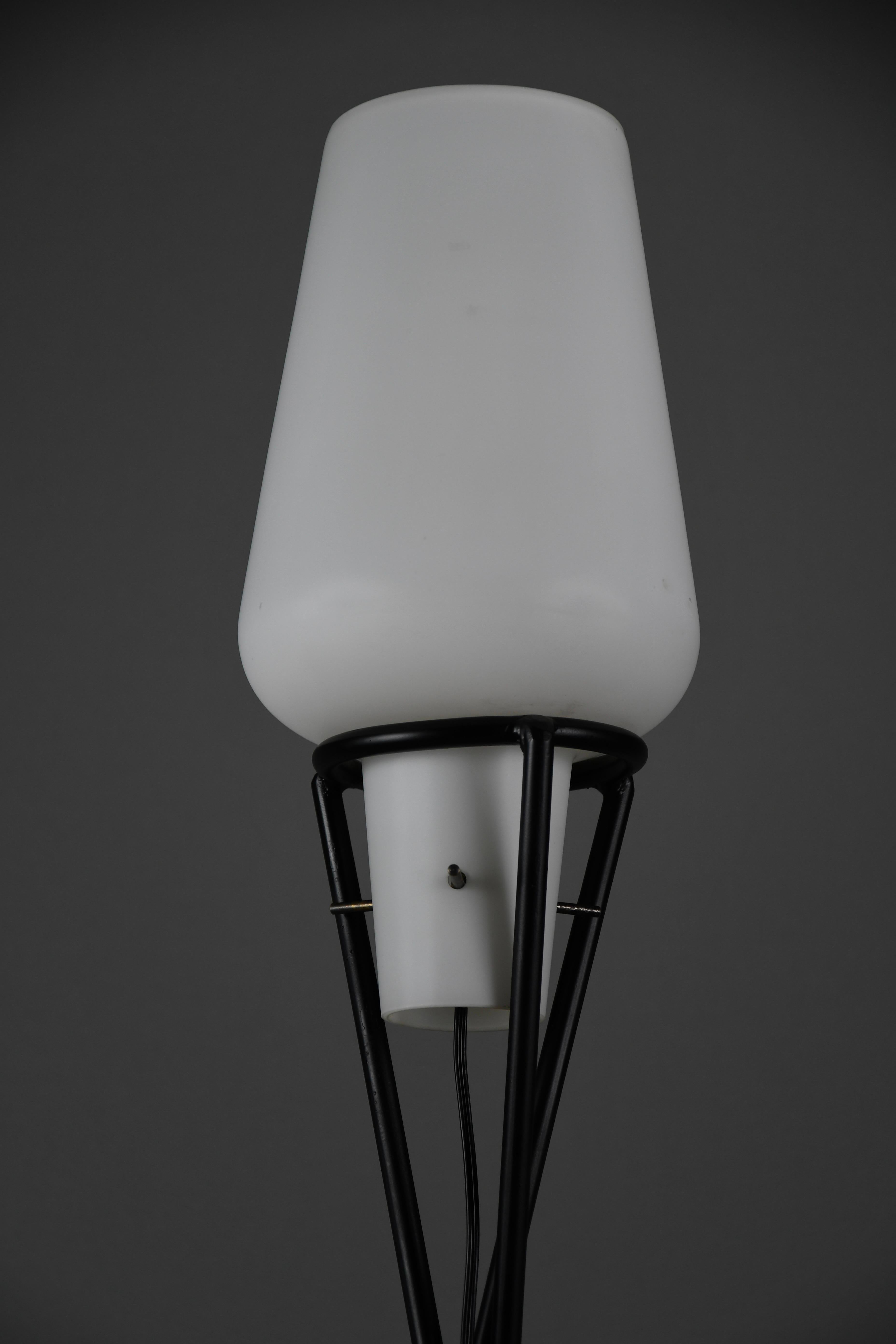 Elegant Mid-Century Floor Lamp – Black Painted Iron Lamp with Milk-Glass Shade In Good Condition For Sale In Weesp, NL
