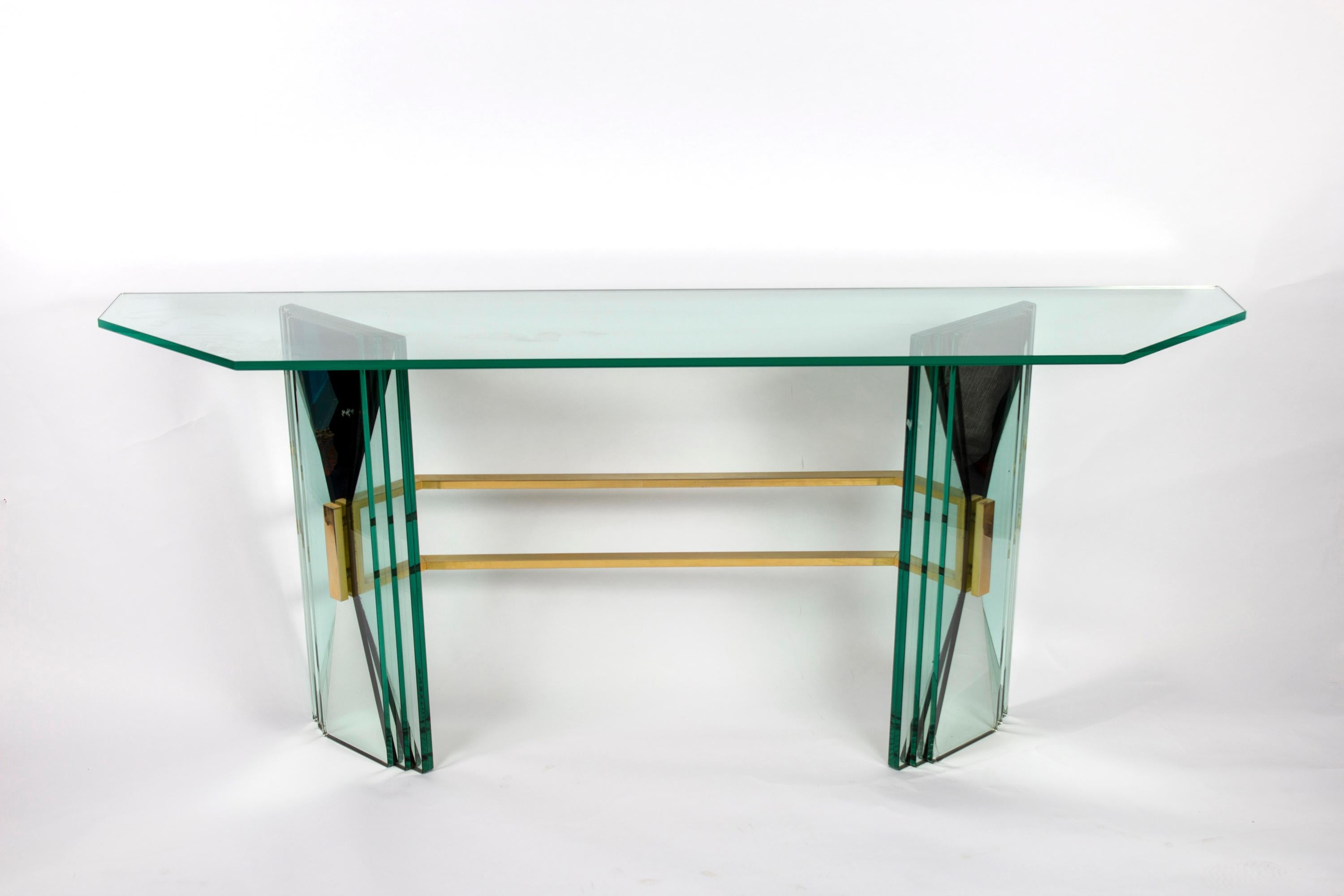 Italy, 1950s.
This outstanding console table is made with thick green Nile glass, a typical feature of Fontana Arte's pieces.
Elegant design geometric legs with a mirrored glass insert wit brass support .
Excellent original vintage condition.

