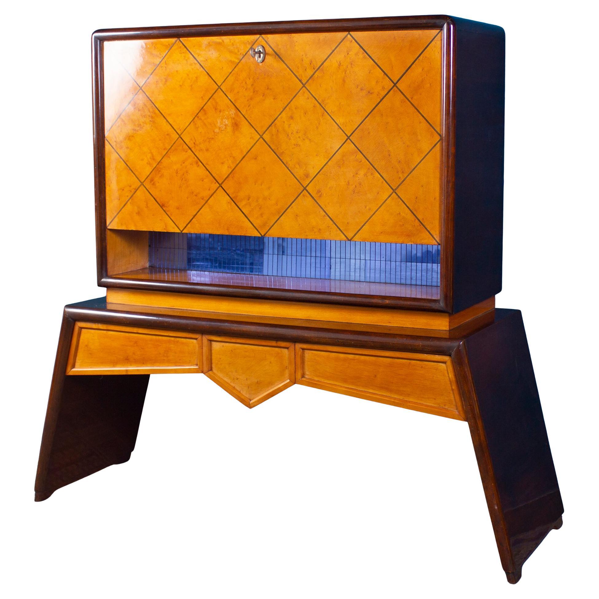 Elegant Mid-Century Italian Bar Cabinet 1940
Attributed to Osvaldo Borsani