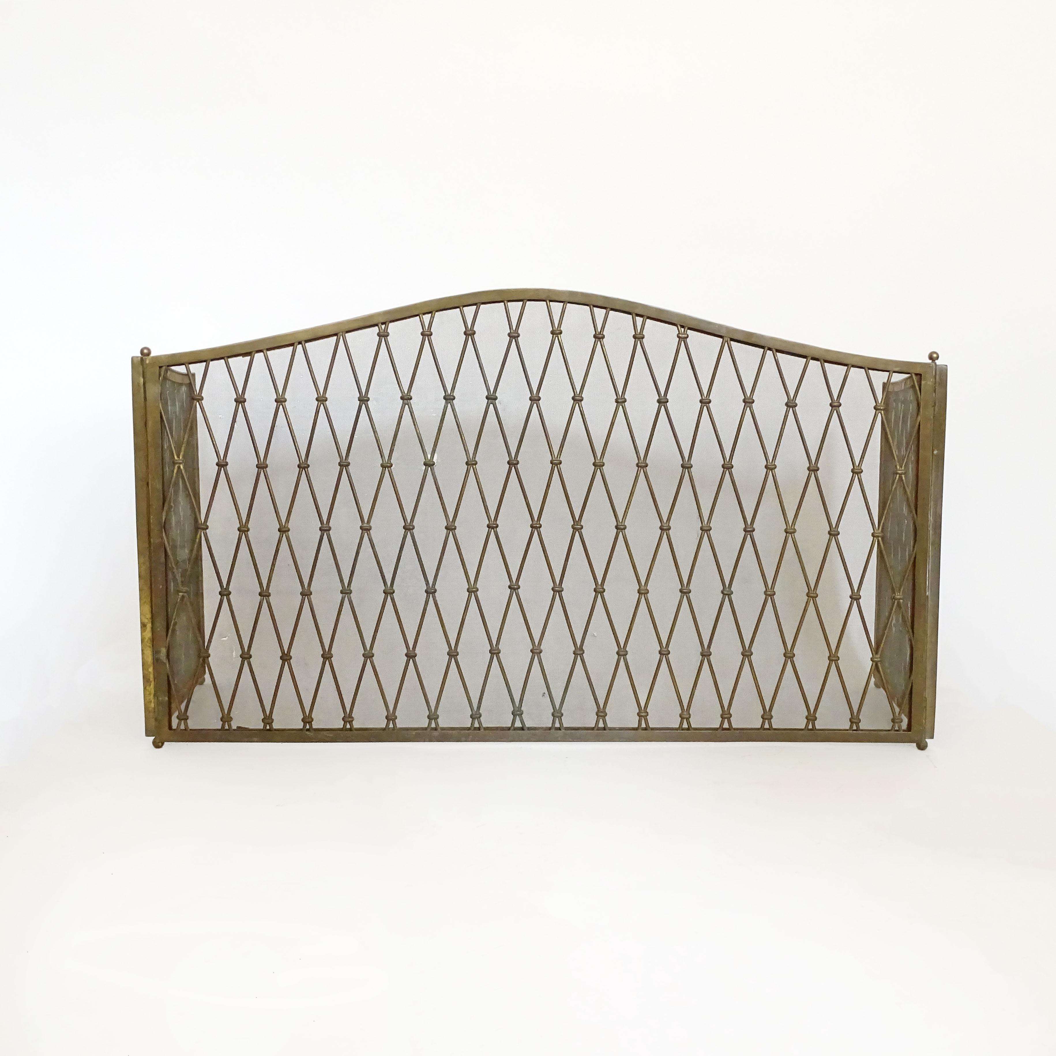 Eleganza del parafuoco italiano di metà secolo in ottone con design a reticolo diamantato in vendita 3