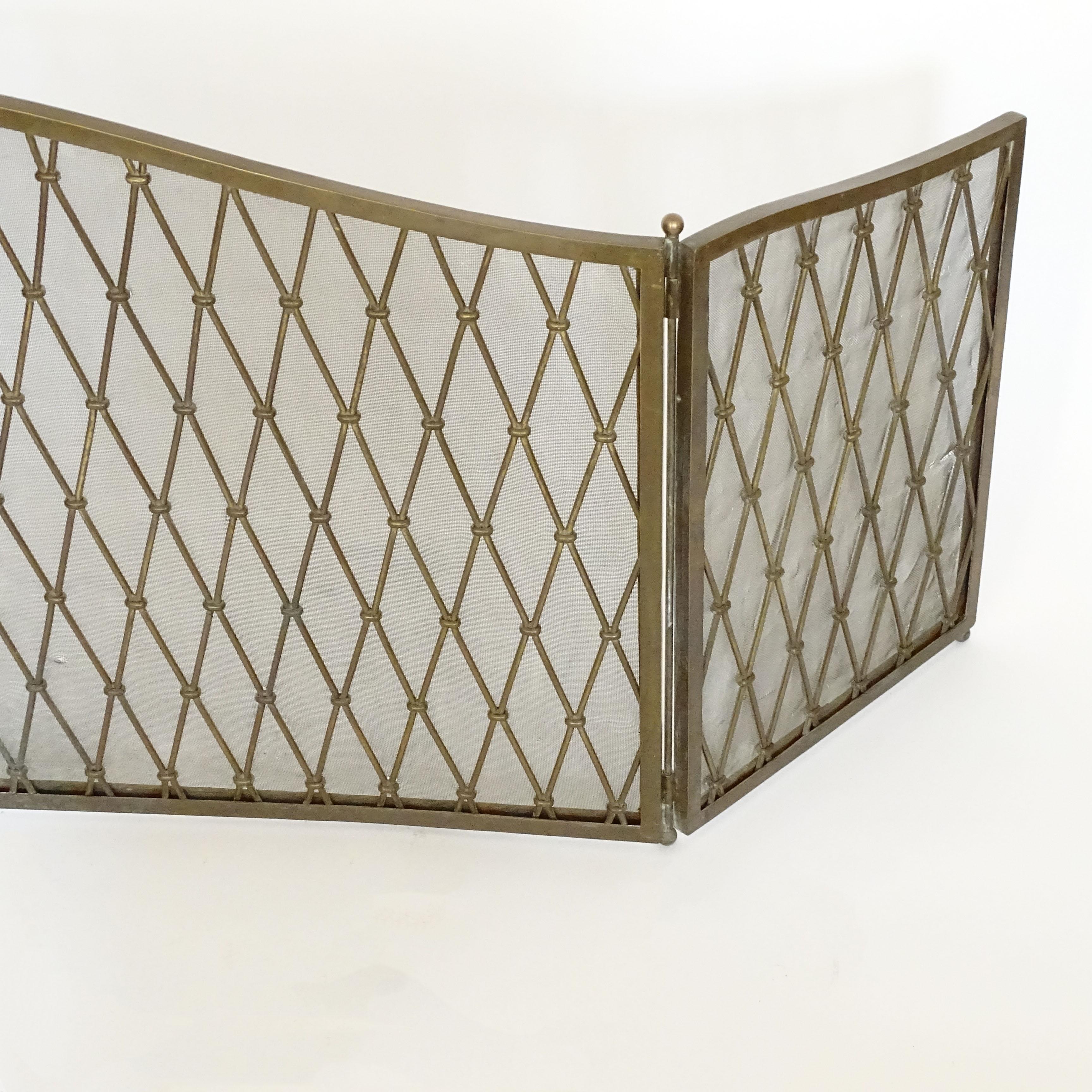 Italiano Eleganza del parafuoco italiano di metà secolo in ottone con design a reticolo diamantato in vendita