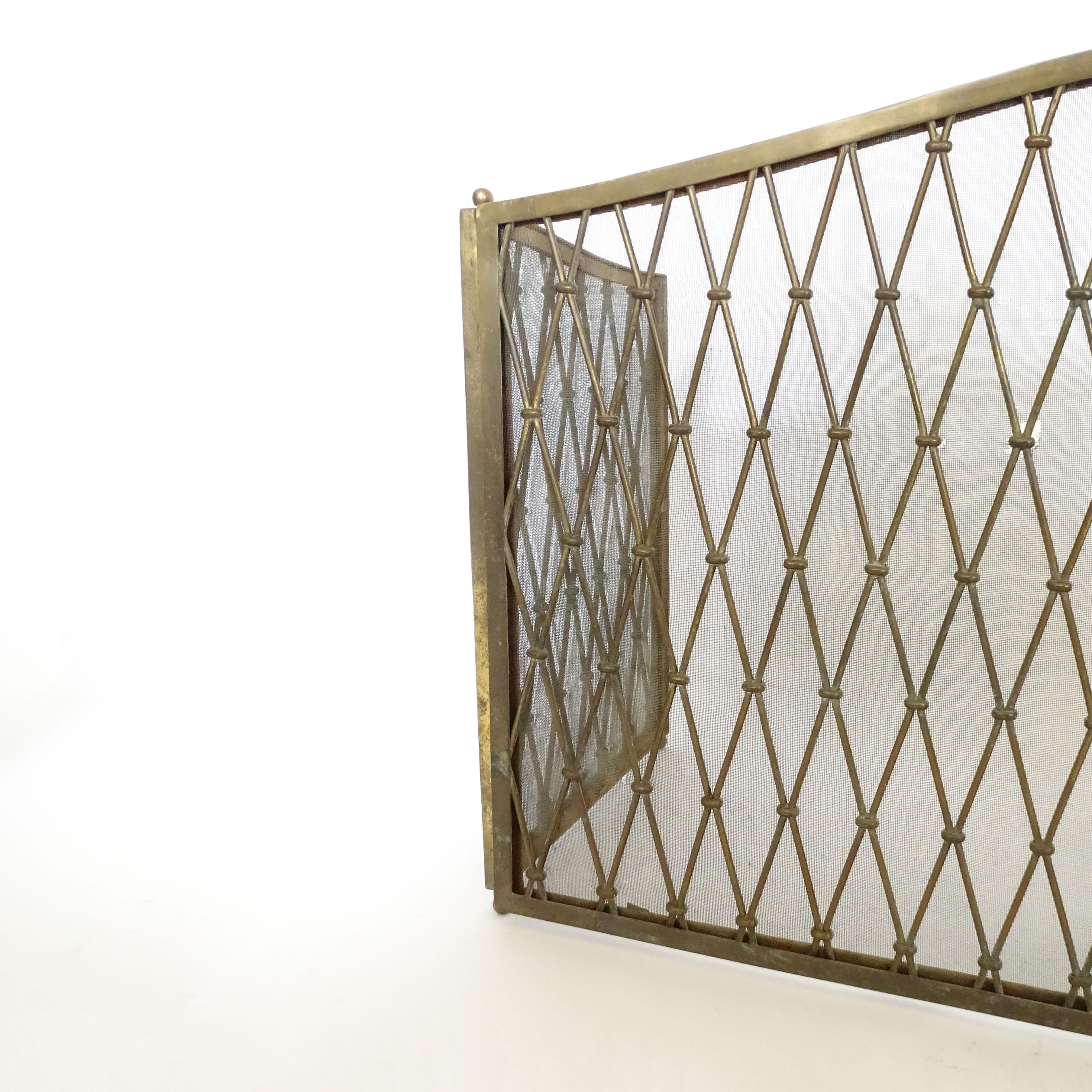 Eleganza del parafuoco italiano di metà secolo in ottone con design a reticolo diamantato In condizioni buone in vendita a Milan, IT