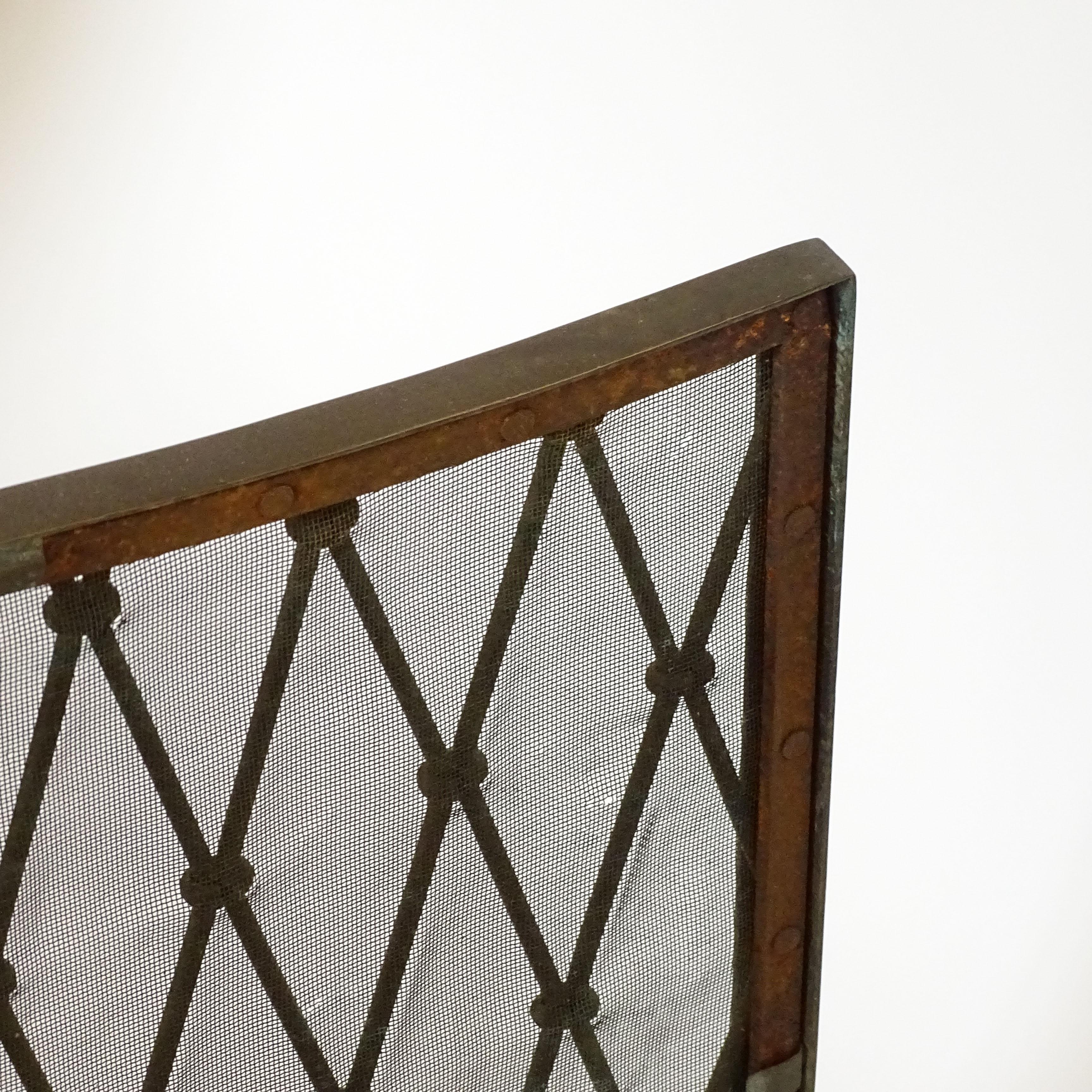 XX secolo Eleganza del parafuoco italiano di metà secolo in ottone con design a reticolo diamantato in vendita