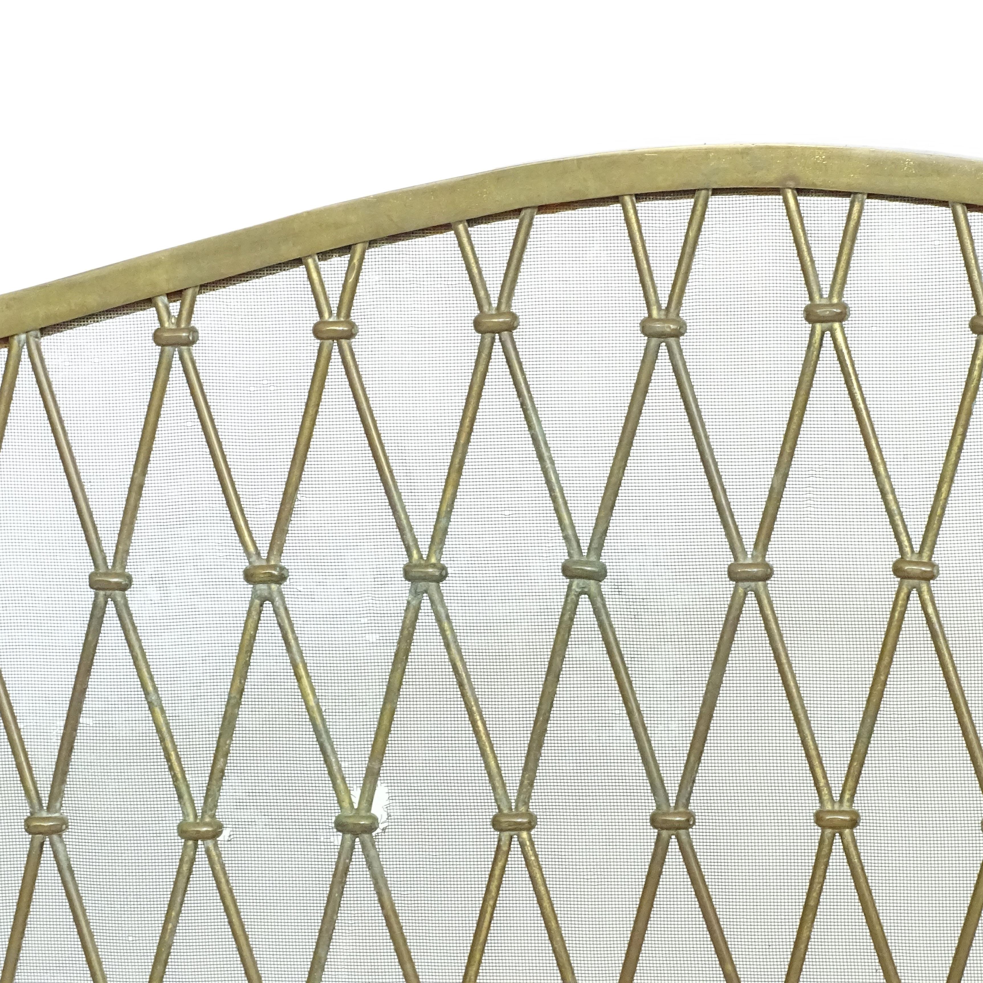 Metallo Eleganza del parafuoco italiano di metà secolo in ottone con design a reticolo diamantato in vendita