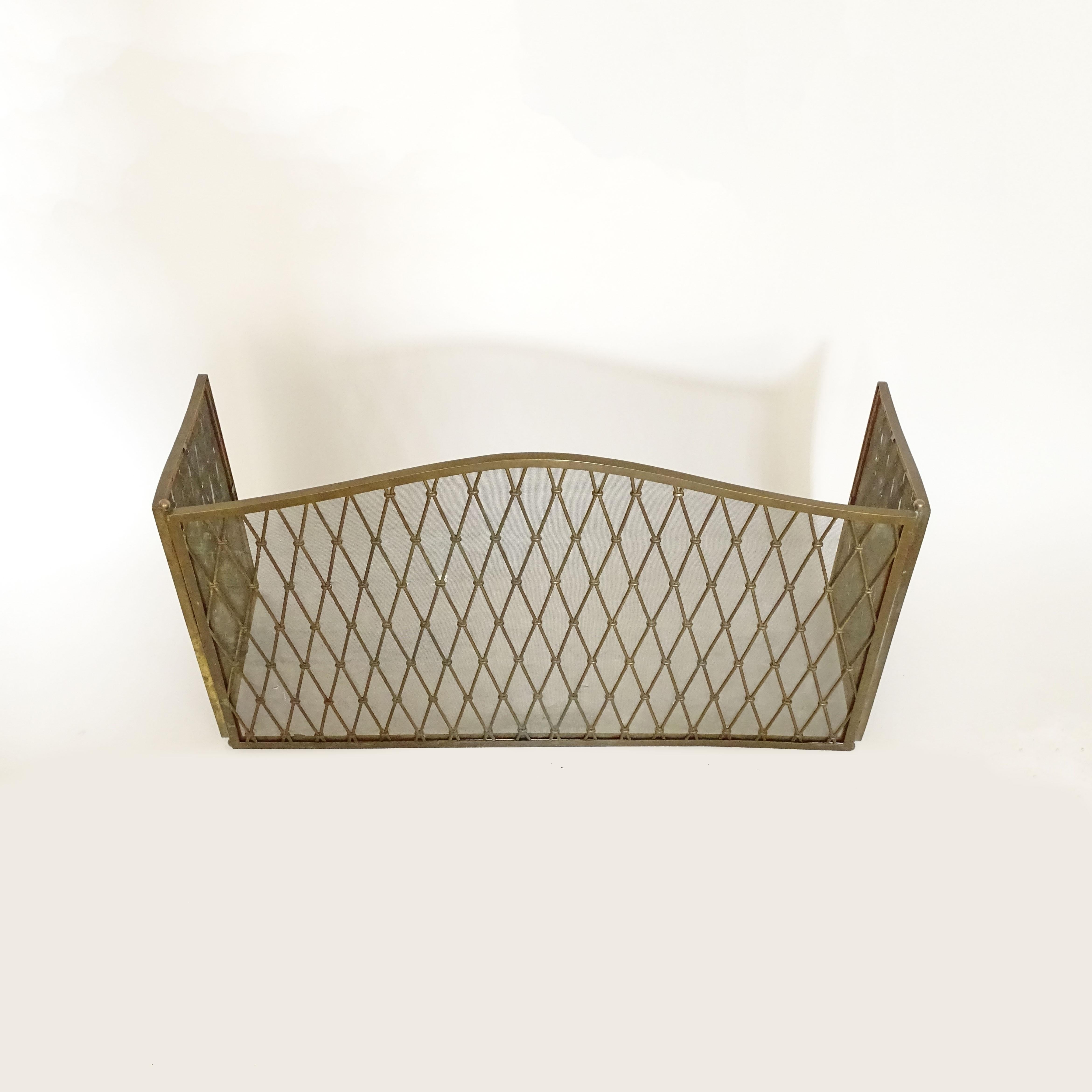 Eleganza del parafuoco italiano di metà secolo in ottone con design a reticolo diamantato in vendita 1