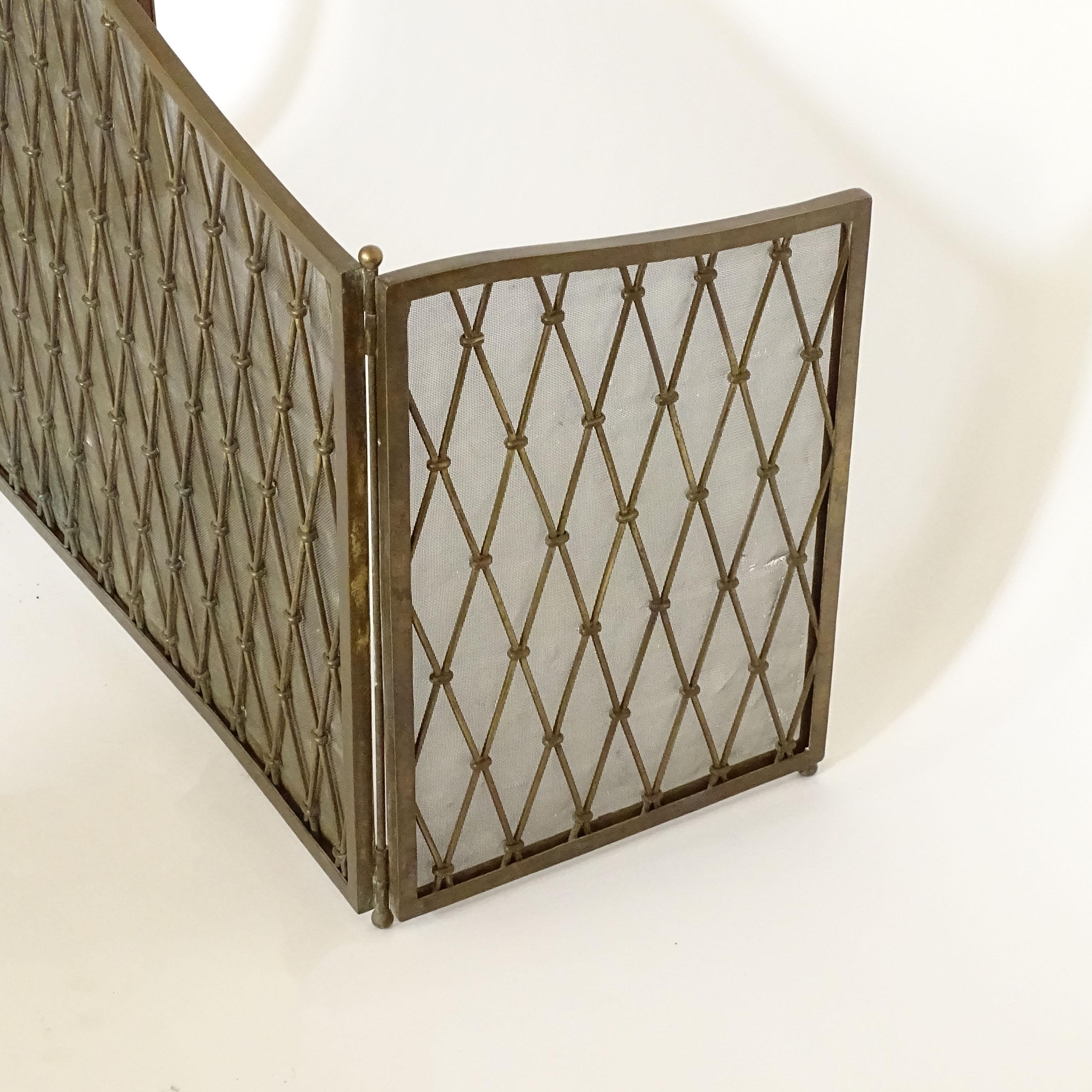 Eleganza del parafuoco italiano di metà secolo in ottone con design a reticolo diamantato in vendita 2