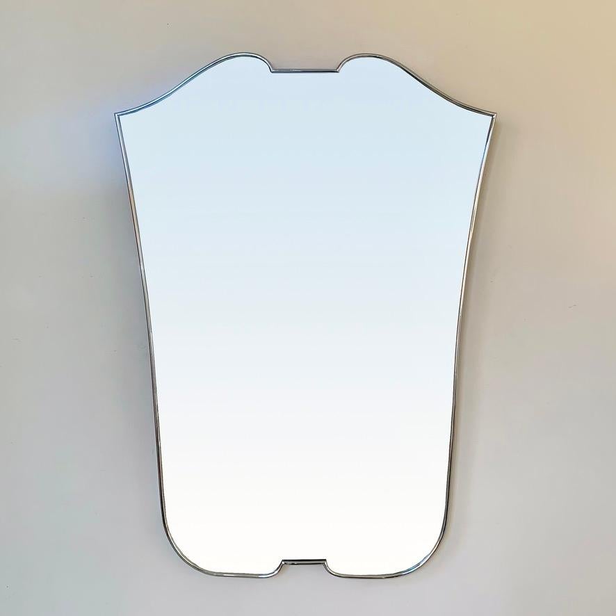 Très chic et élégant miroir italien attribué à Fonana Arte, circa 1950.
Rare version originale en métal chromé.
Dimensions : 82 cm L, 82 cm H, 3 cm P.
Bon état.
Tous les achats sont couverts par notre garantie de protection de l'acheteur.
Cet