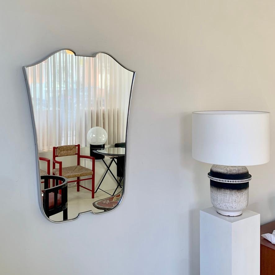 Mid-Century Modern Elegance Miroir italien du milieu du siècle à cadre chromé, années 1950 en vente