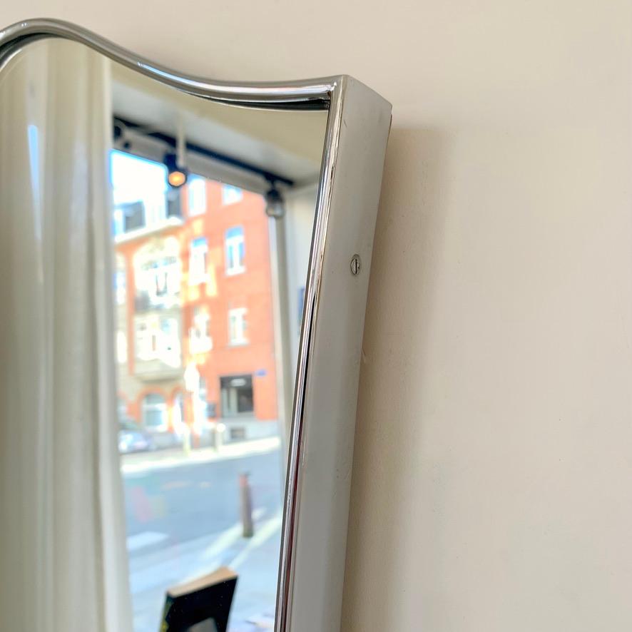 Métal Elegance Miroir italien du milieu du siècle à cadre chromé, années 1950 en vente