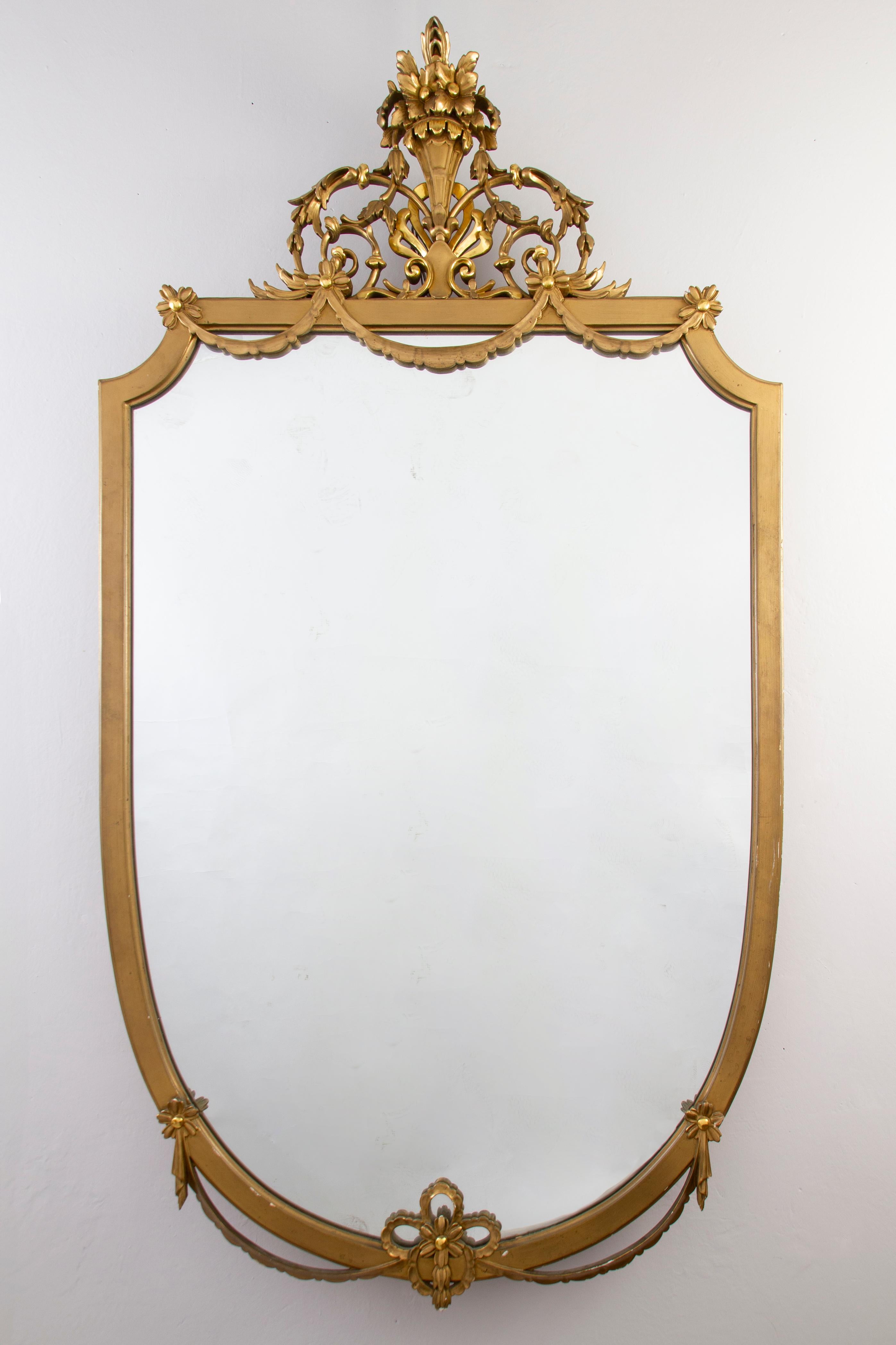 Large, Finely carved shield shape gilt-wood mirror. Very good vintage condition.
In the style of Paolo Buffa the famous Italian designer of the 50'.
Hight cm 140

