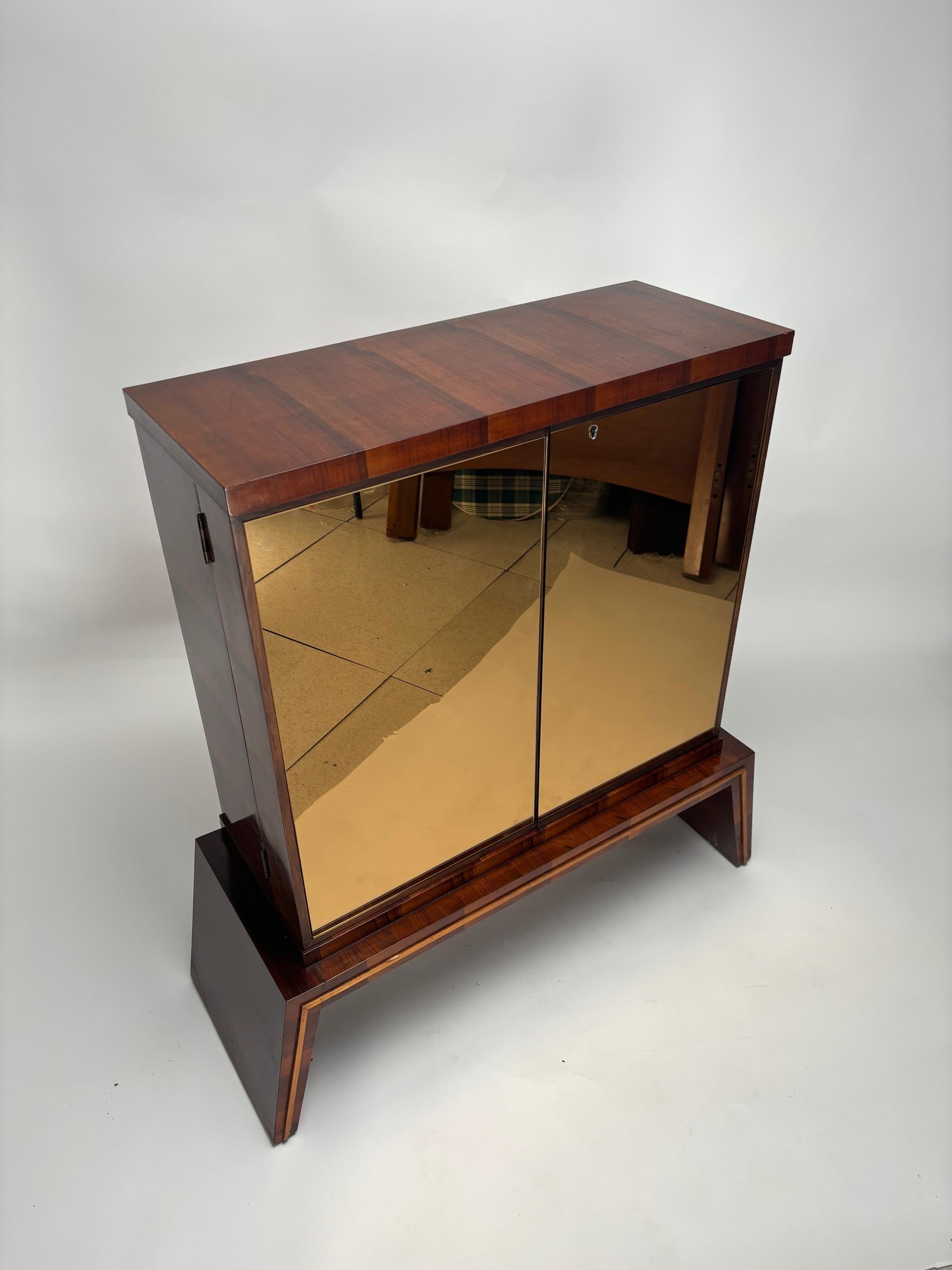 Mid-Century Modern Elegant Mid-Century Italian Mirrored Dry Bar Cabinet, 1950s For Sale