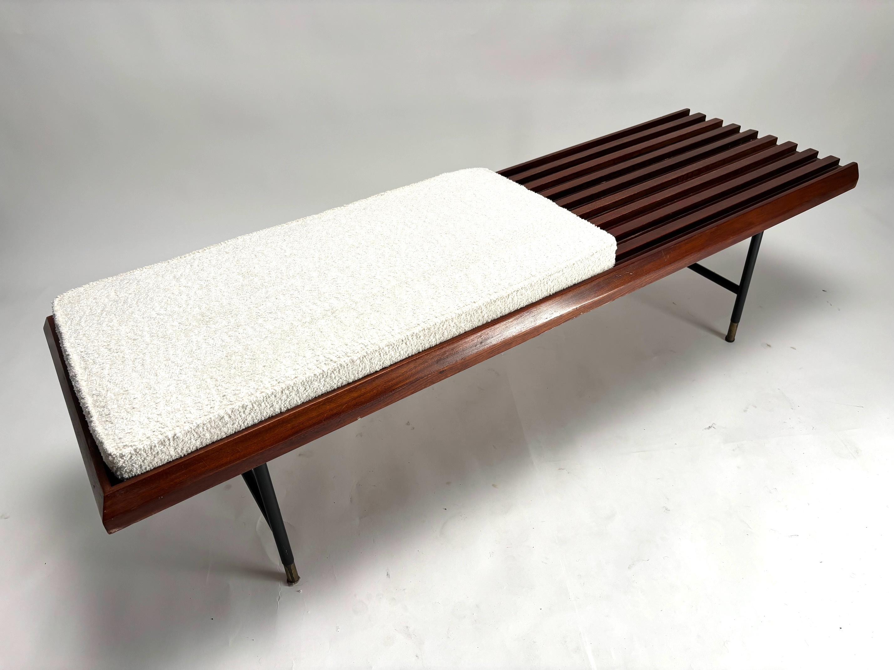 Rara ed elegante panca di metà secolo in legno e metallo, realizzata in Italia da Dassi, anni '50

Questa panca lunga ed elegante si adatta bene a una varietà di ambienti, aggiungendo stile e unicità a qualsiasi casa.