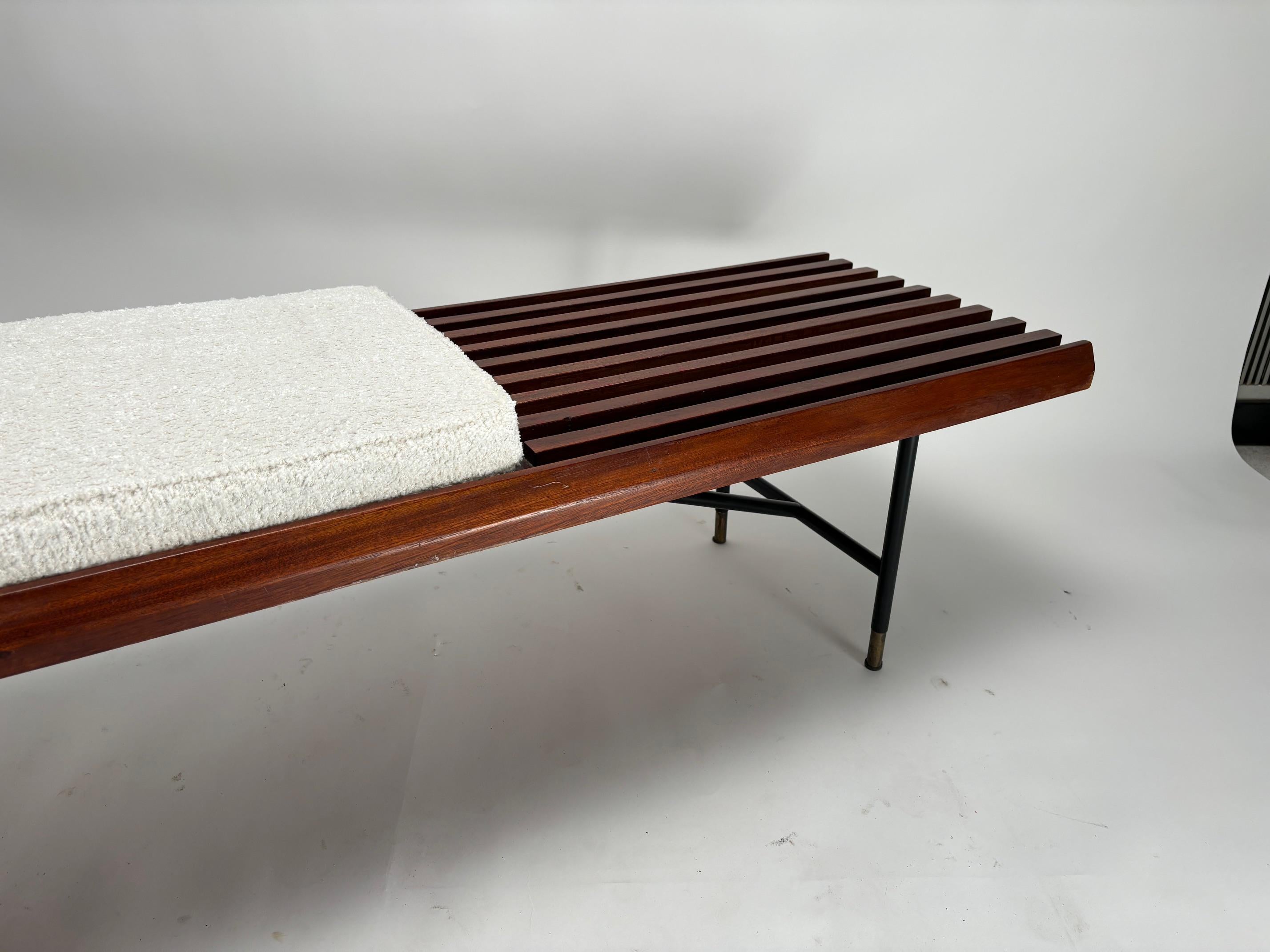 Italiano Eleganza della panca in legno italiana di metà secolo, di Dassi, anni '50 in vendita