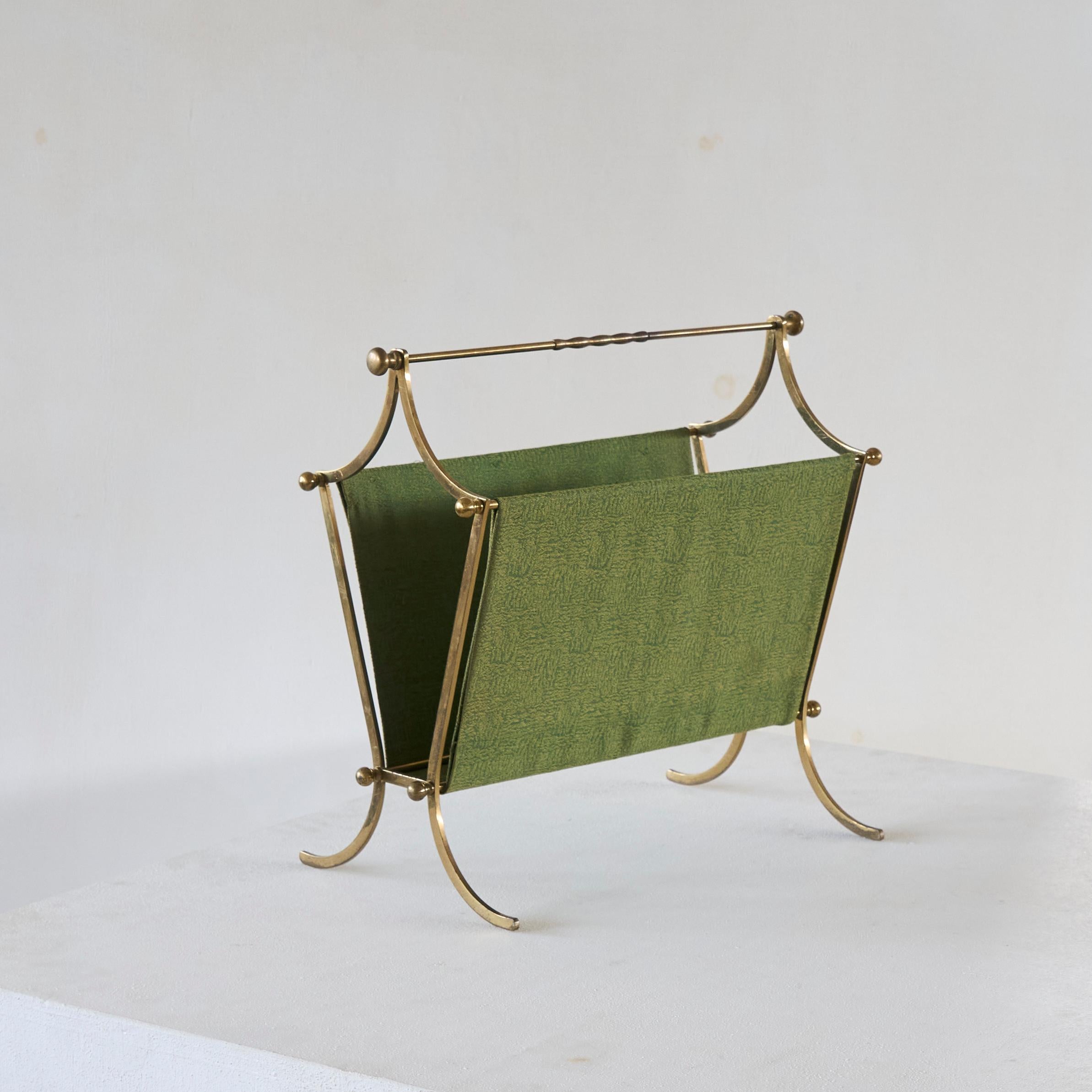 Eleganza del portariviste di metà secolo in ottone patinato e tessuto verde.

Un elegante portariviste di metà secolo in ottone patinato e tessuto verde oliva. Un design straordinario con linee fluide, riferimenti neoclassici e un aspetto