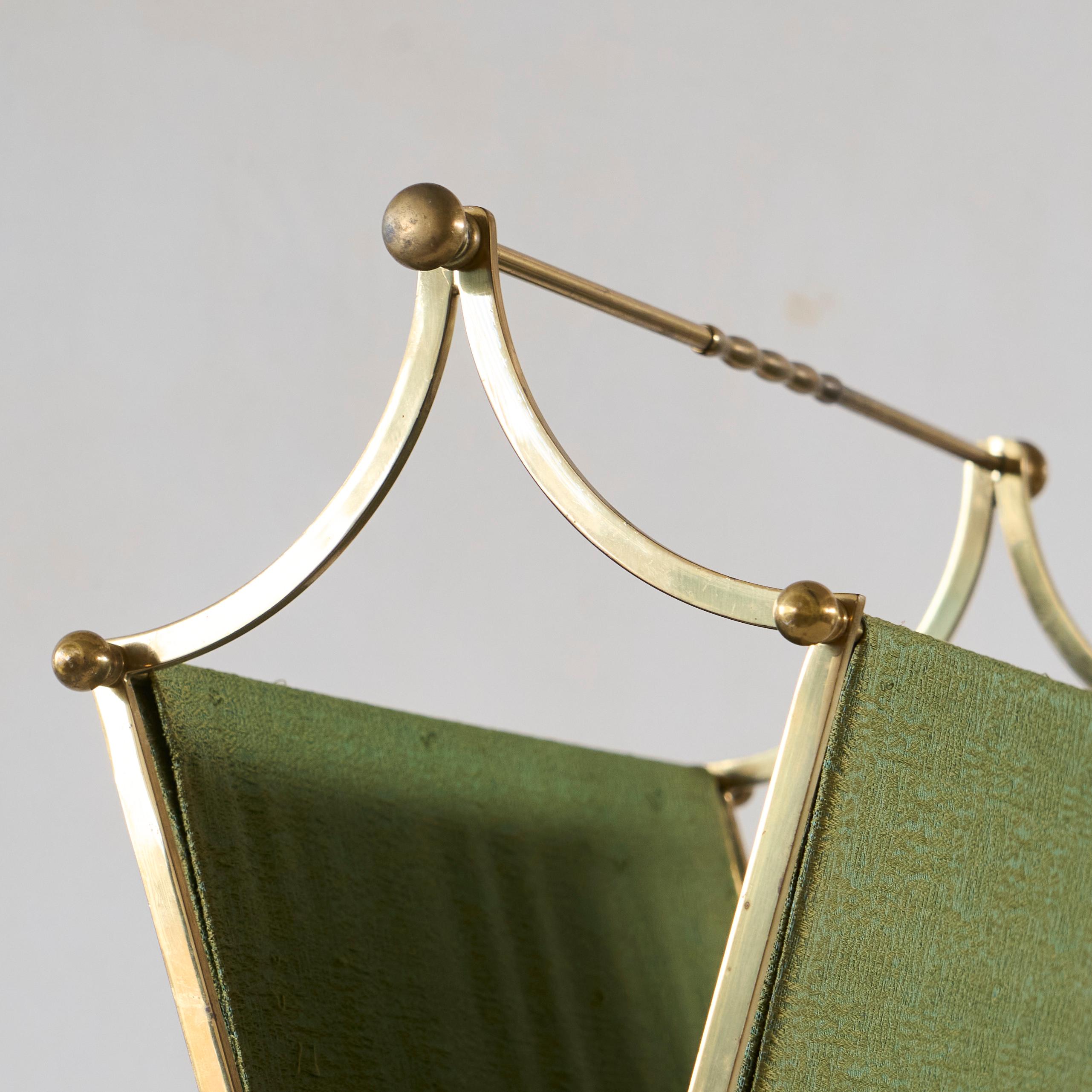 Mid-Century moderno Eleganza del portariviste di metà secolo in ottone patinato e tessuto verde in vendita